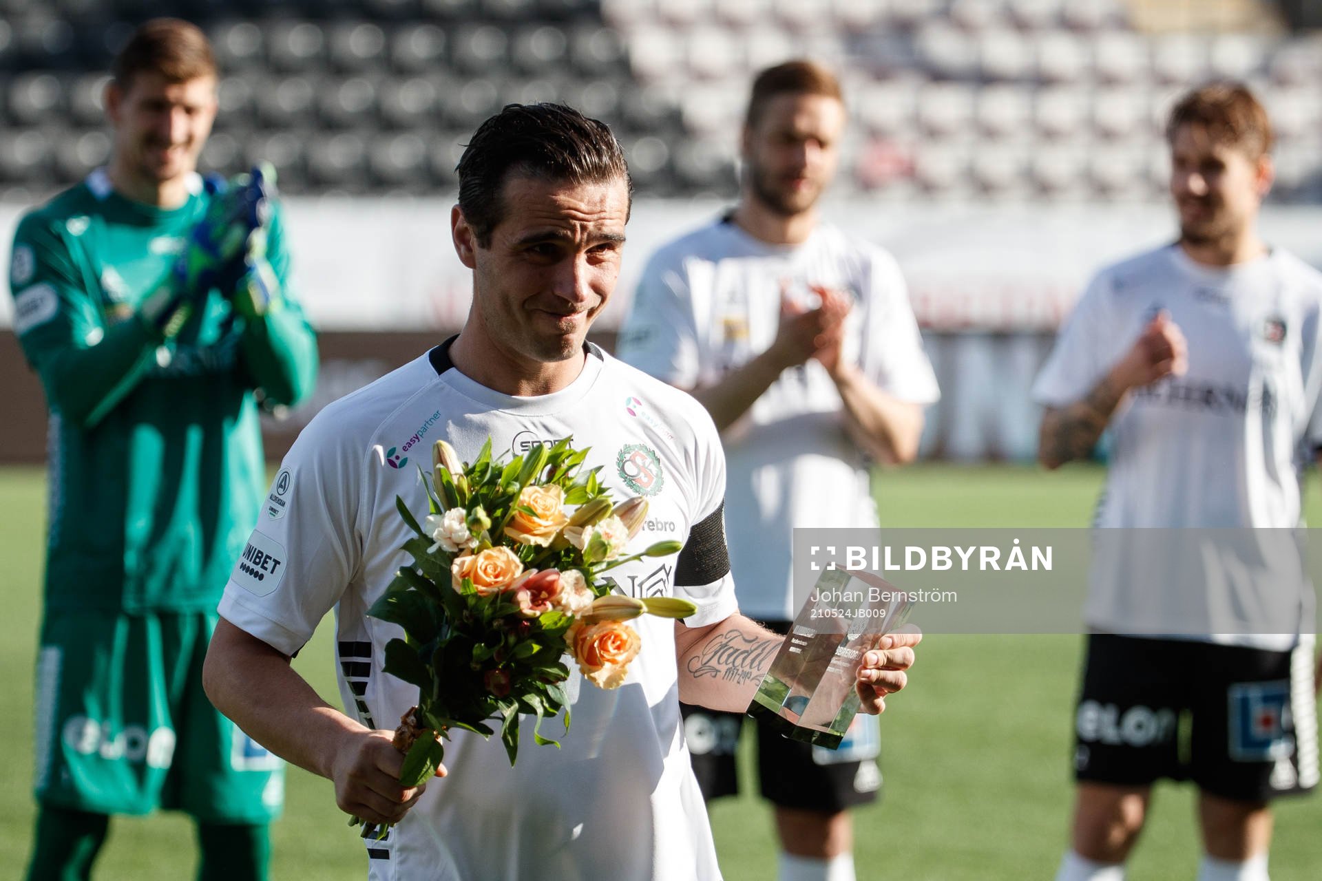 Örebros Nordin Gerzic tar emot pris
