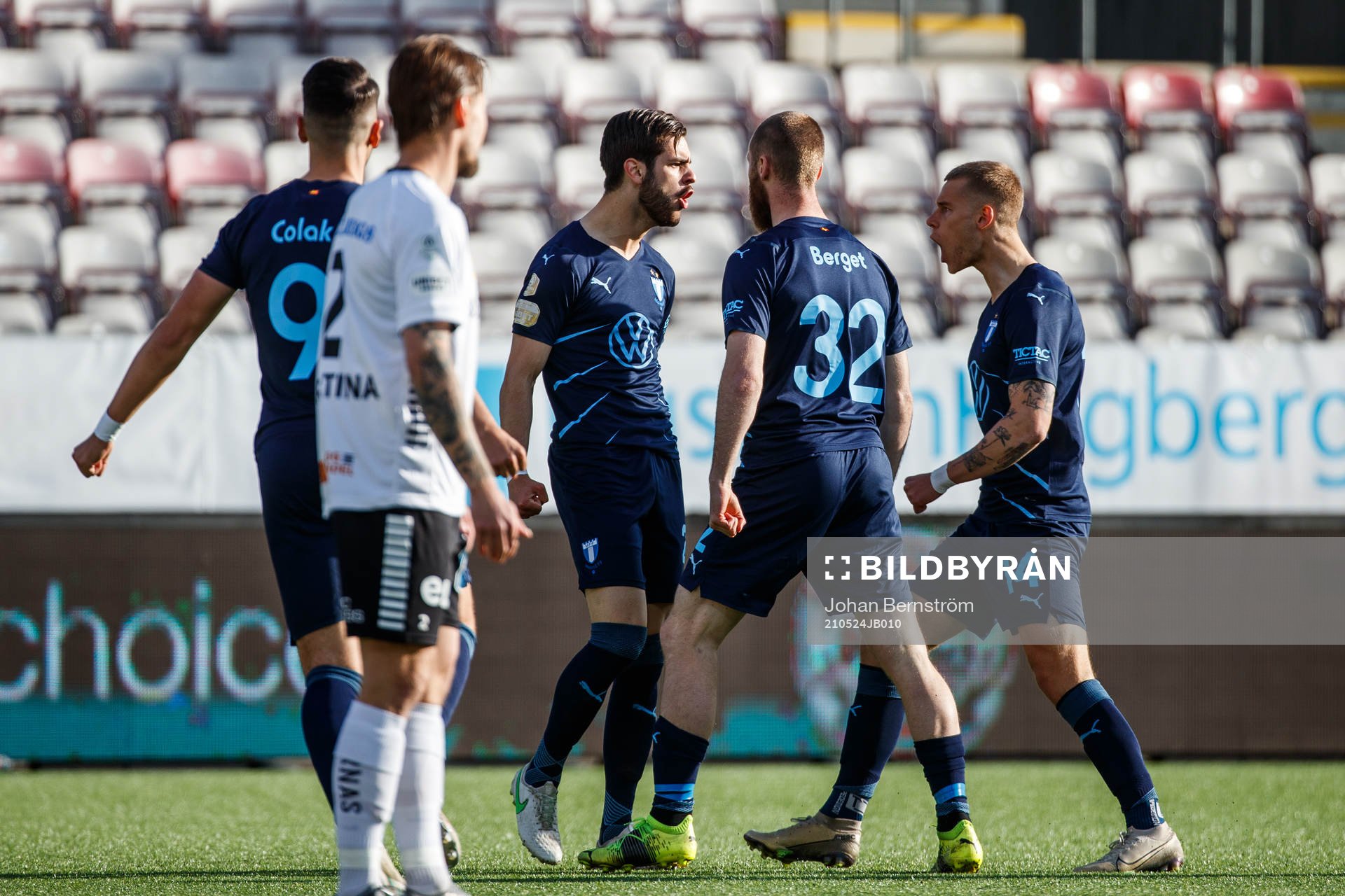Malmö FFs Adi Nalic jublar med lagkamrater