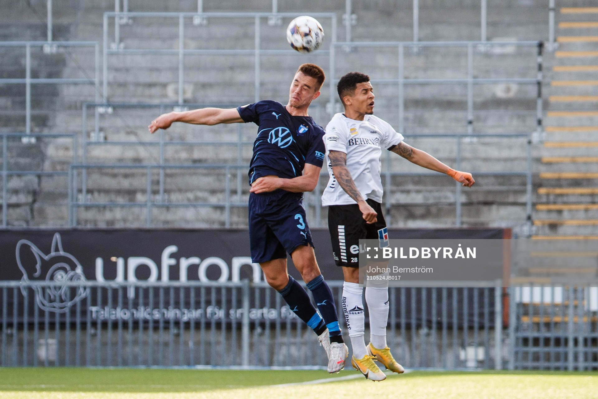 Malmö FFs Jonas Knudsen och Örebros Romain Gall