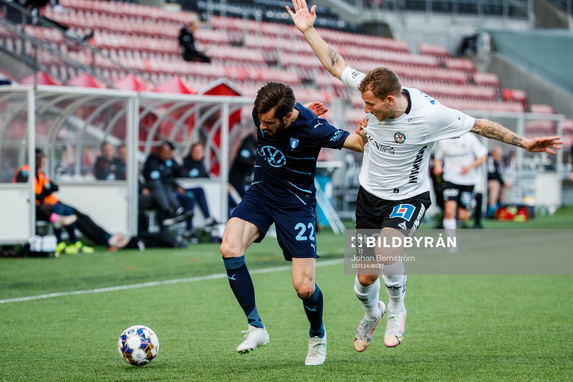 Malmö FFs Adi Nalic och Örebros Andreas Skovgaard