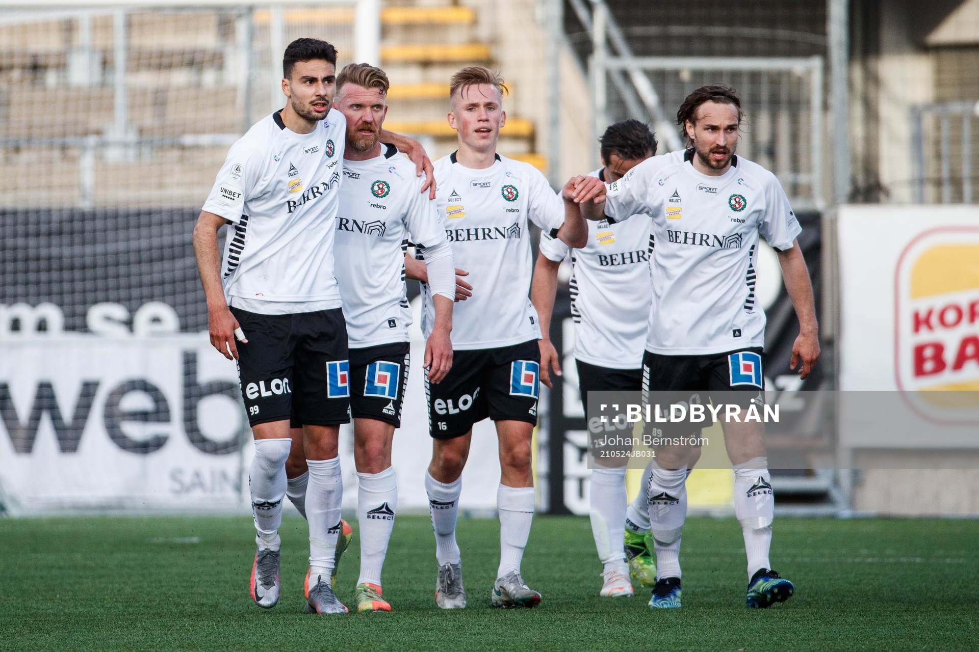 Örebros Deniz Hümmet jublar med lagkamrater