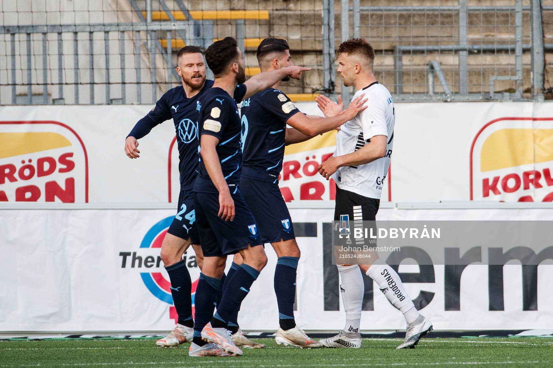 Malmö FFs Antonio Colak och Örebros Erik Björndahl i