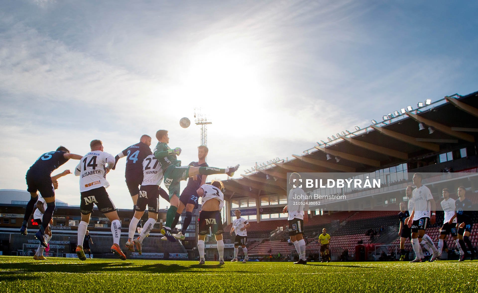 Malmö FFs Adi Nalic framför Örebros målvakt Bobby Allain