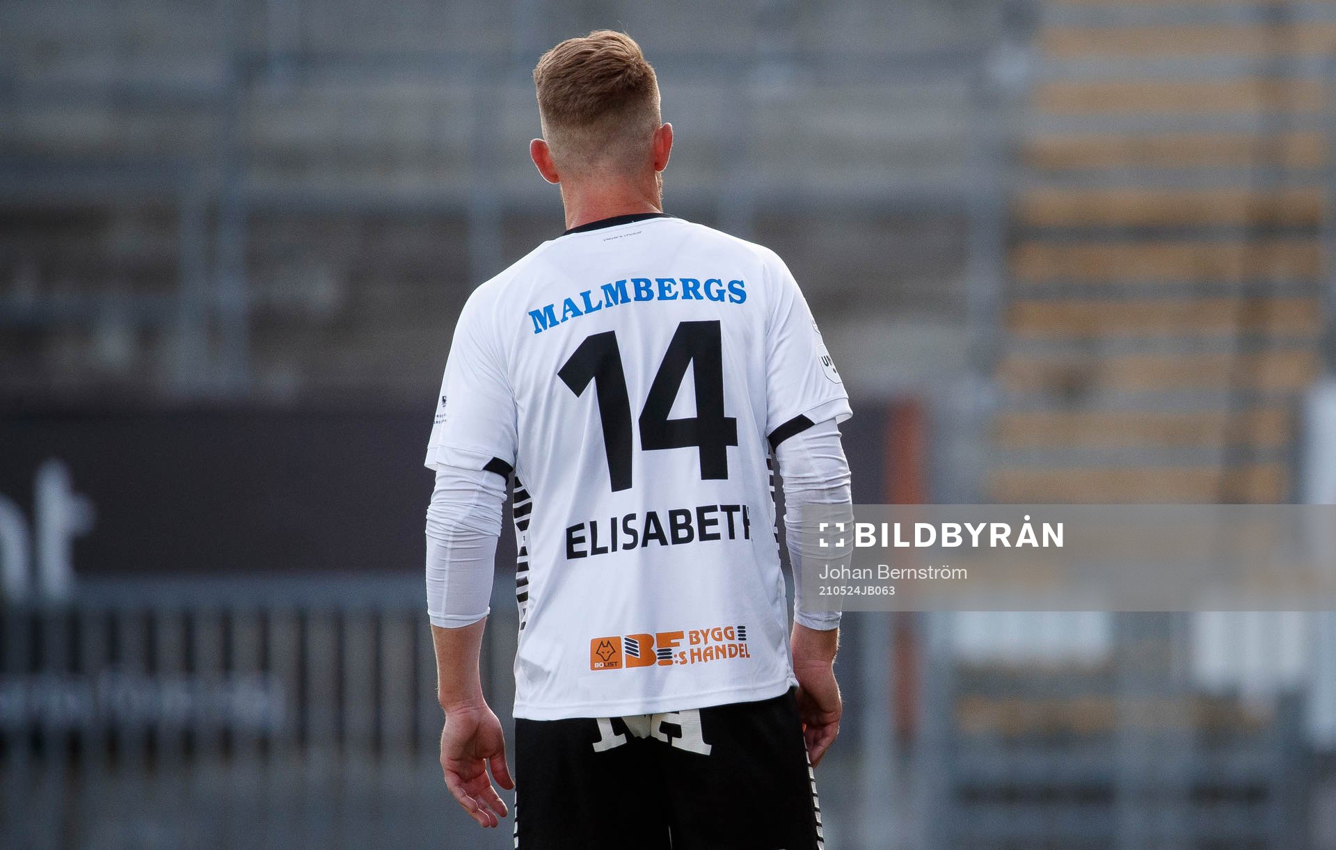 Örebros Michael Almebäck rygg med sin mammas namn på