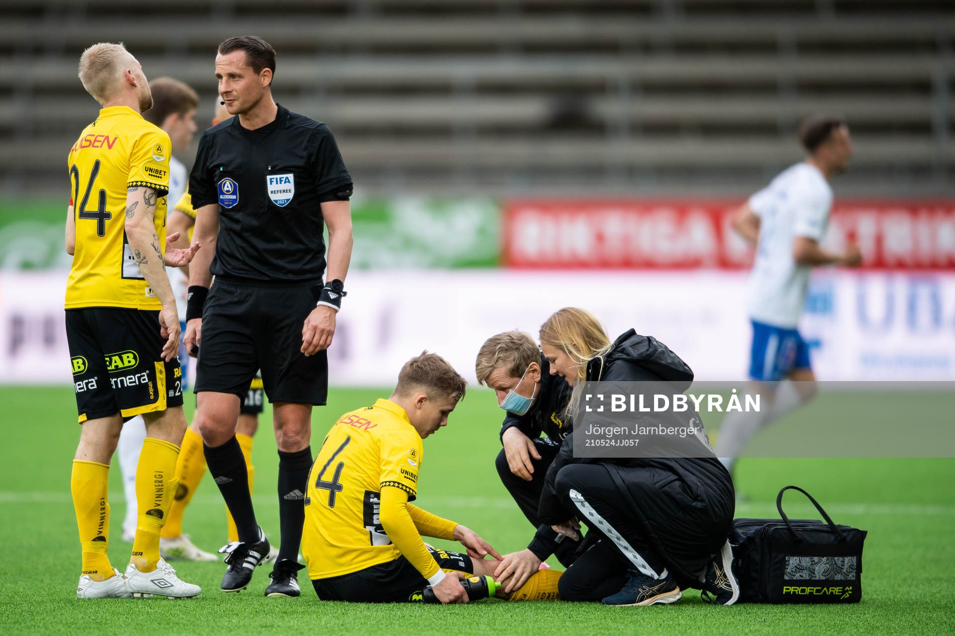 Elfsborgs Johan Larsson diskuterar med Domare Andreas