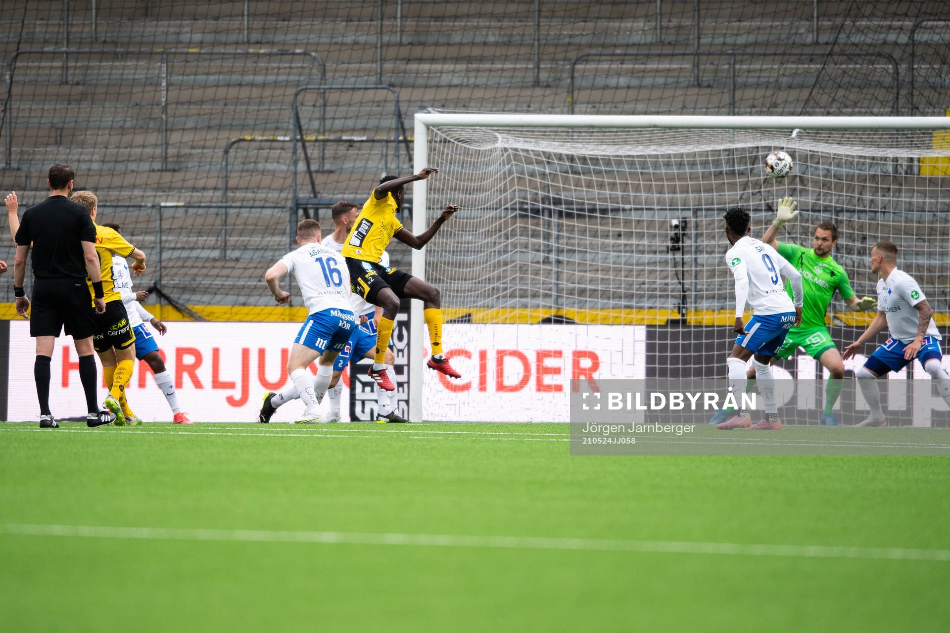 Elfsborgs Jeppe Møldrup Okkels (skymd) gör 1-0
