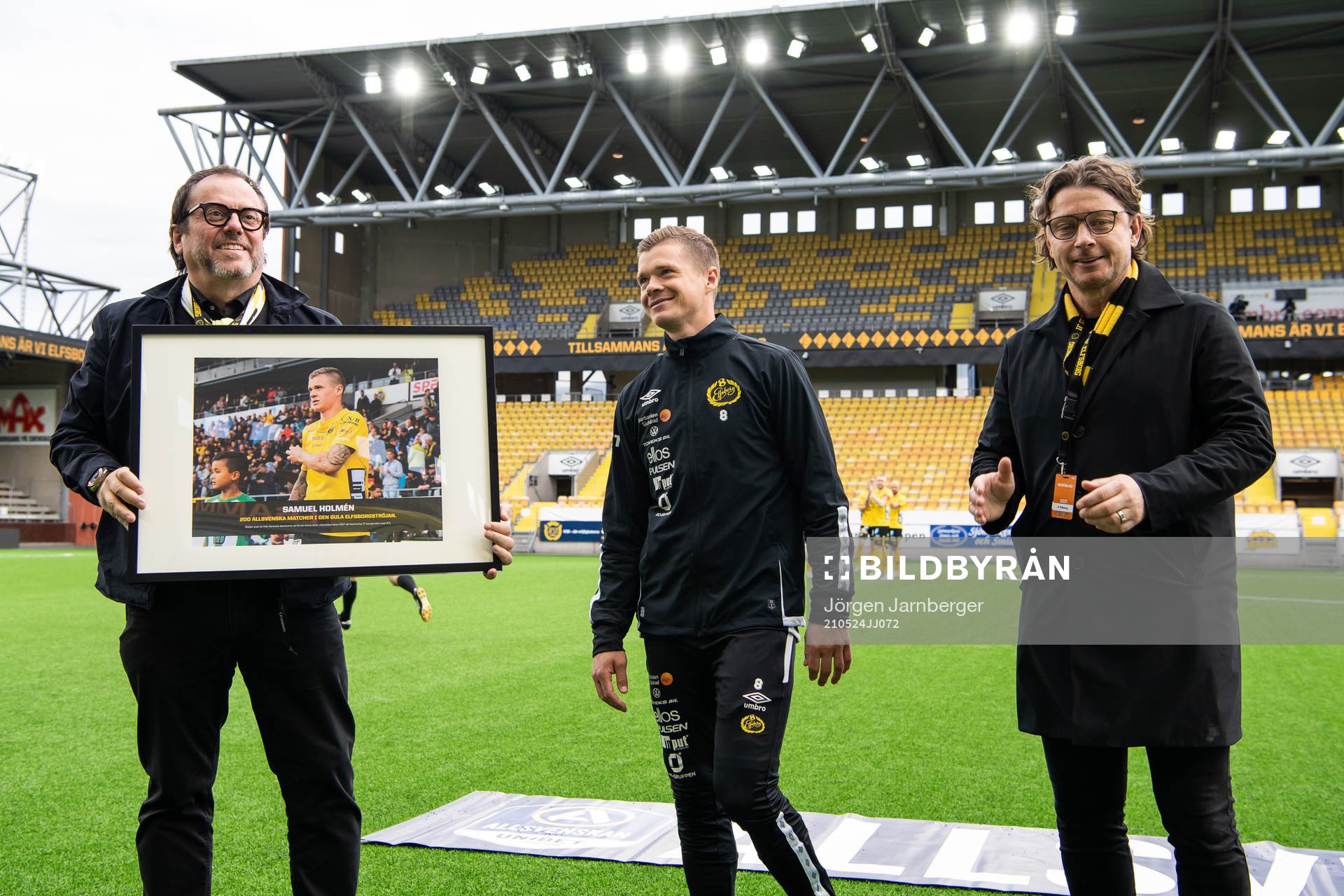 Elfsborgs Samuel Holmén uppvaktas av ordförande Sune