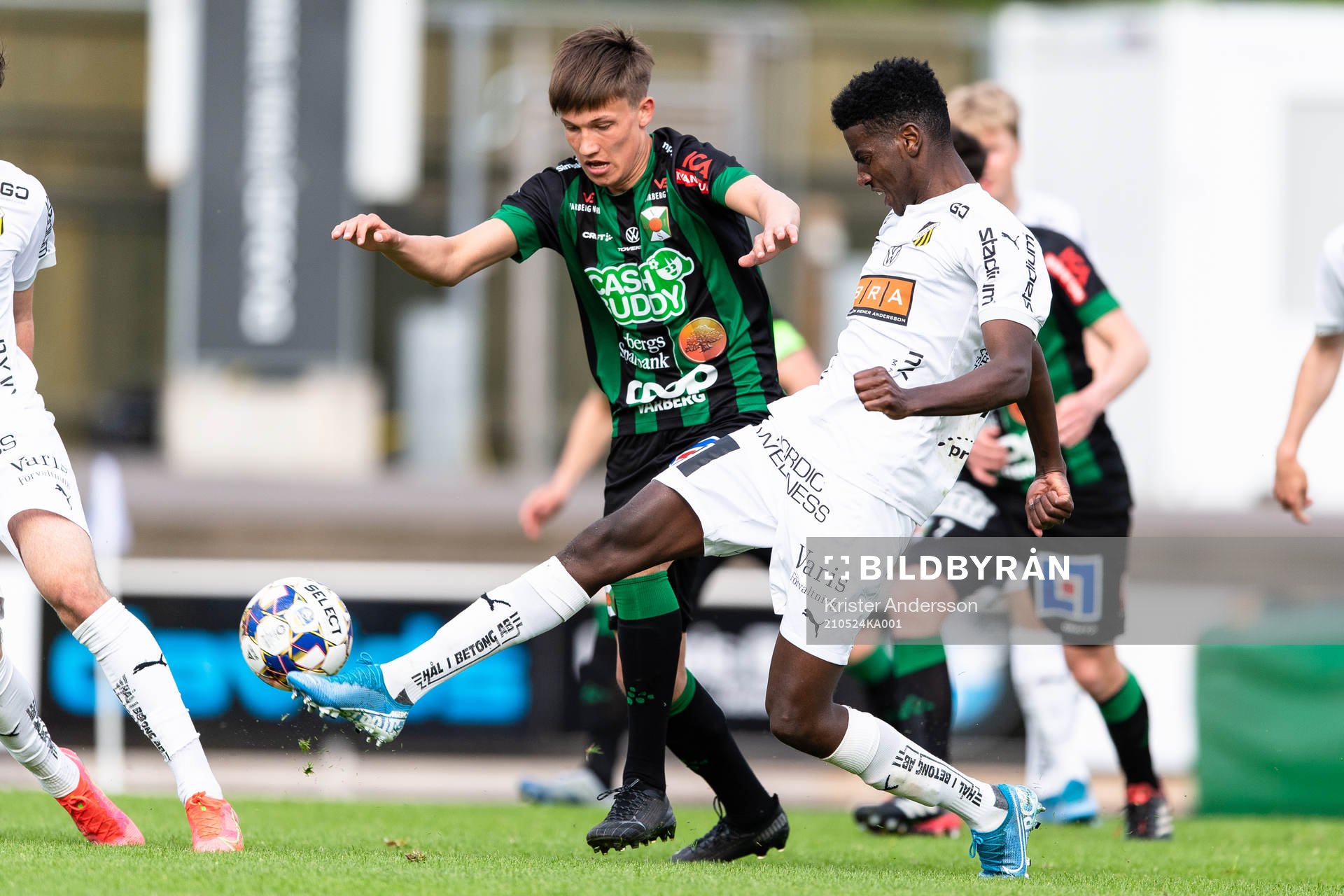Varbergs Noah Johansson och Häckens Hussein Cabdi Mohammed under fotbollsmatchen i U21 Allsvenskan mellersta mellan Varberg och Häcken den 24 maj 2021 i Varberg. 