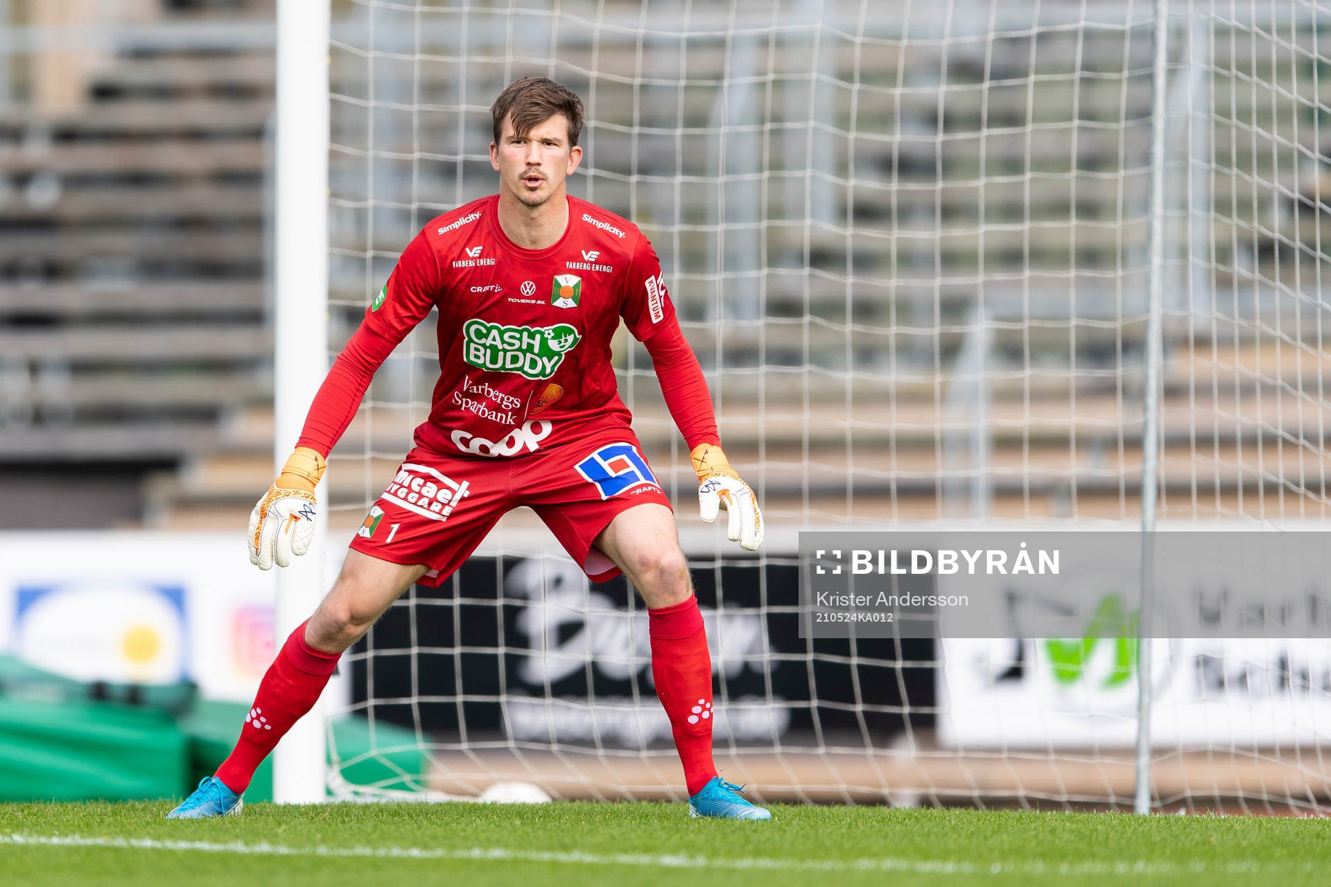 Varbergs målvakt August Strömberg under fotbollsmatchen i U21 Allsvenskan mellersta mellan Varberg och Häcken den 24 maj 2021 i Varberg.