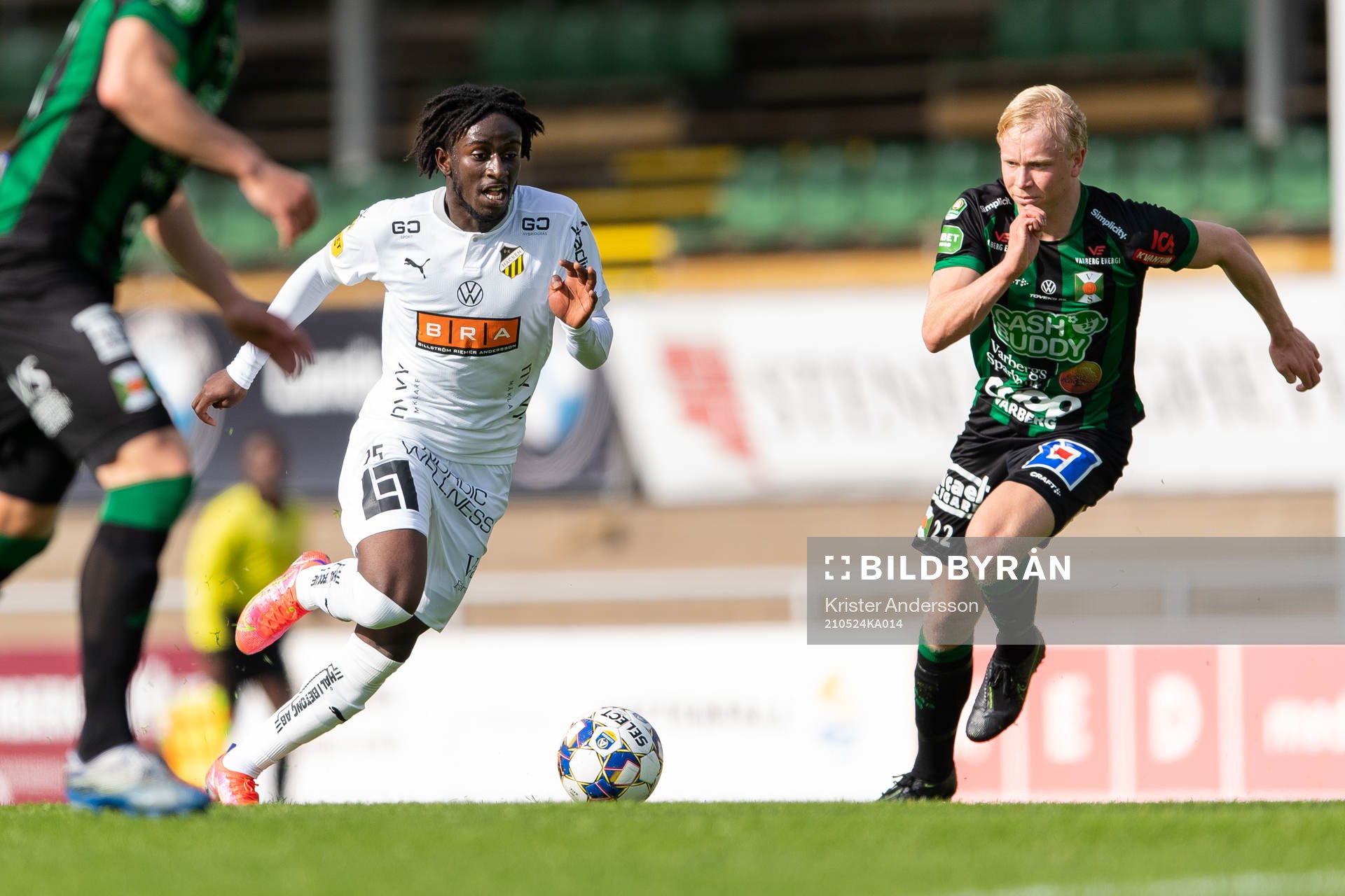 Häckens Jack Lahne och Varbergs André Boman under fotbollsmatchen i U21 Allsvenskan mellersta mellan Varberg och Häcken den 24 maj 2021 i Varberg.