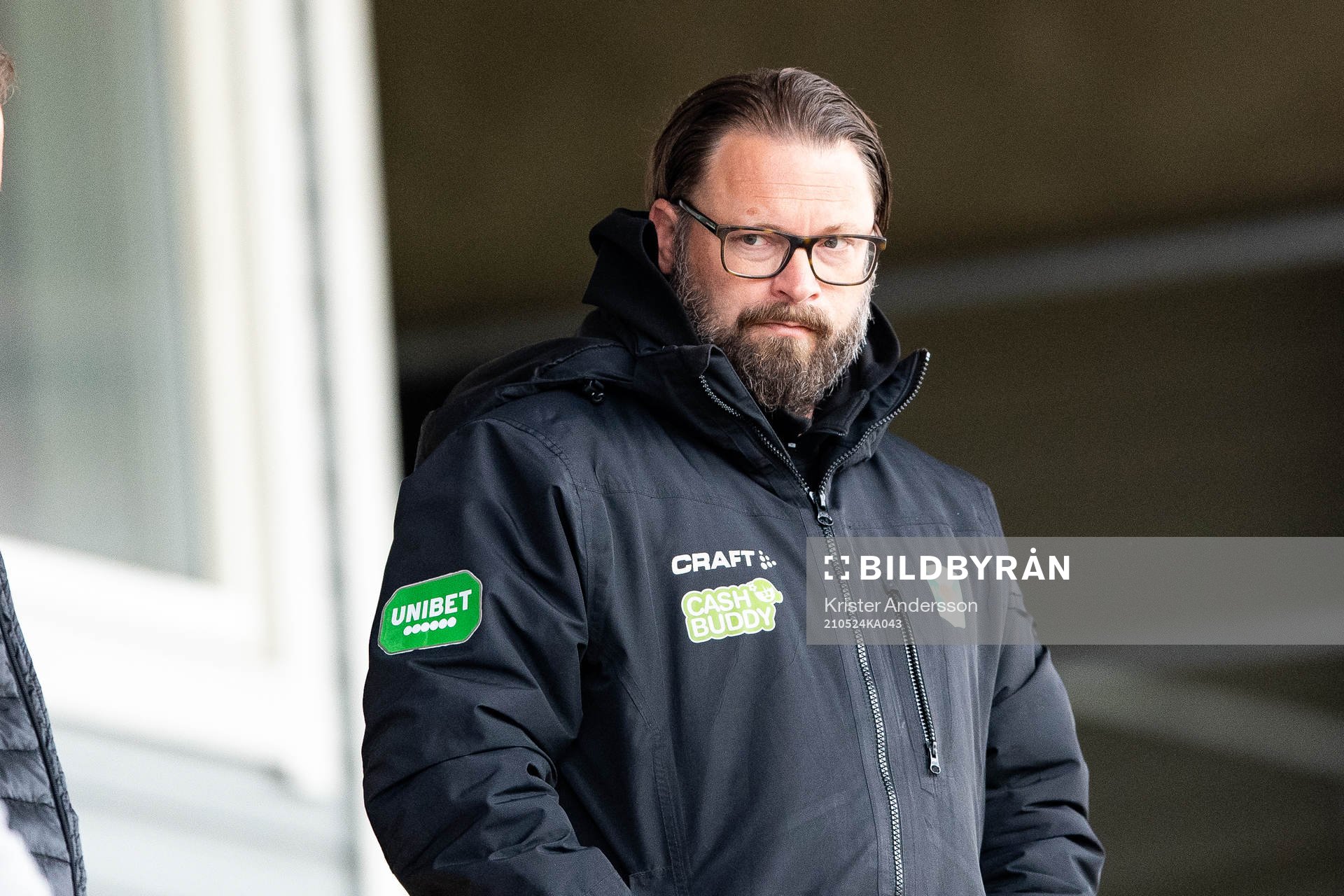 Varbergs tränare Joakim Persson på läktaren under fotbollsmatchen i U21 Allsvenskan mellersta mellan Varberg och Häcken den 24 maj 2021 i Varberg.