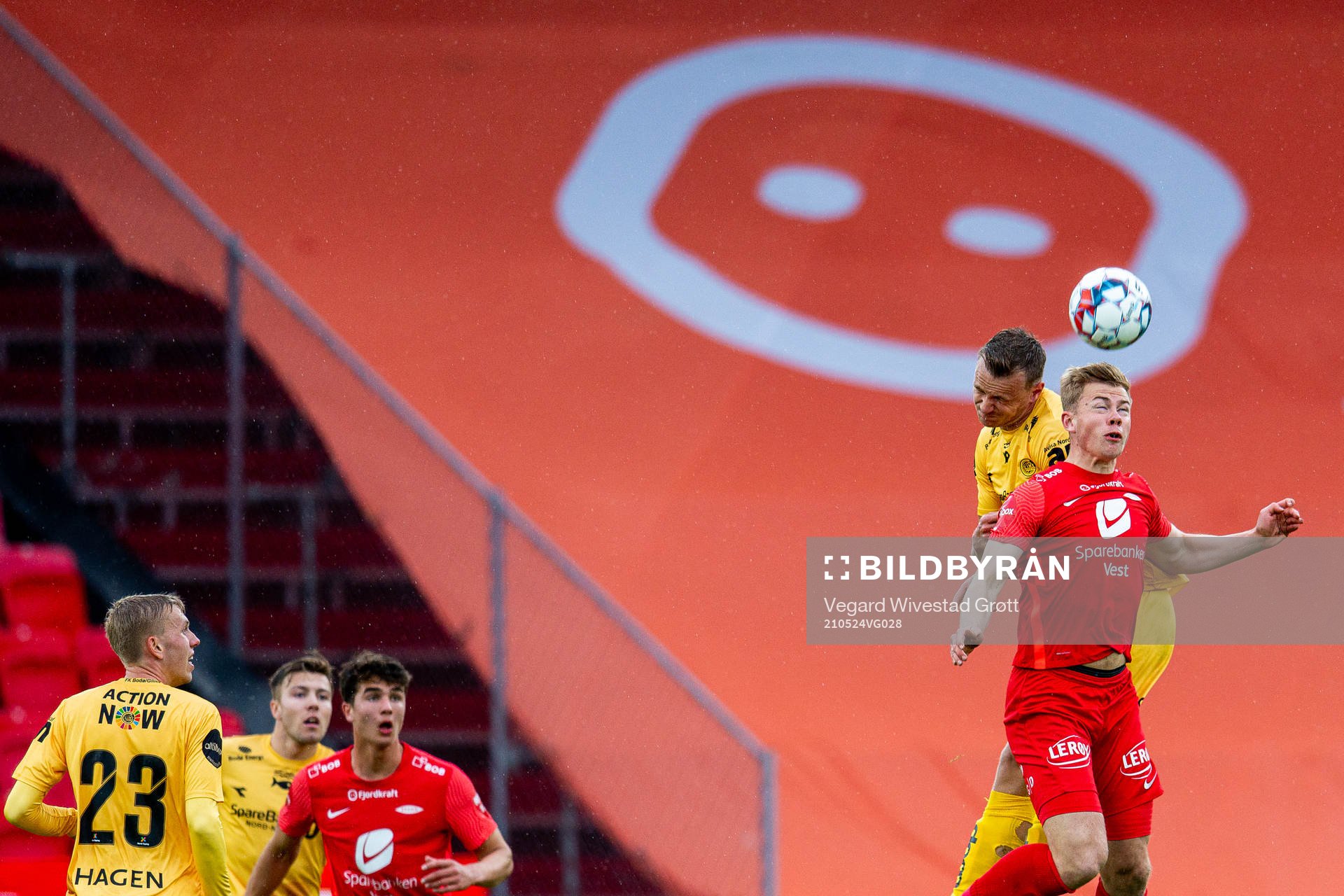Marius Lode of Bodø/Glimt and Aune Heggebø of Brann