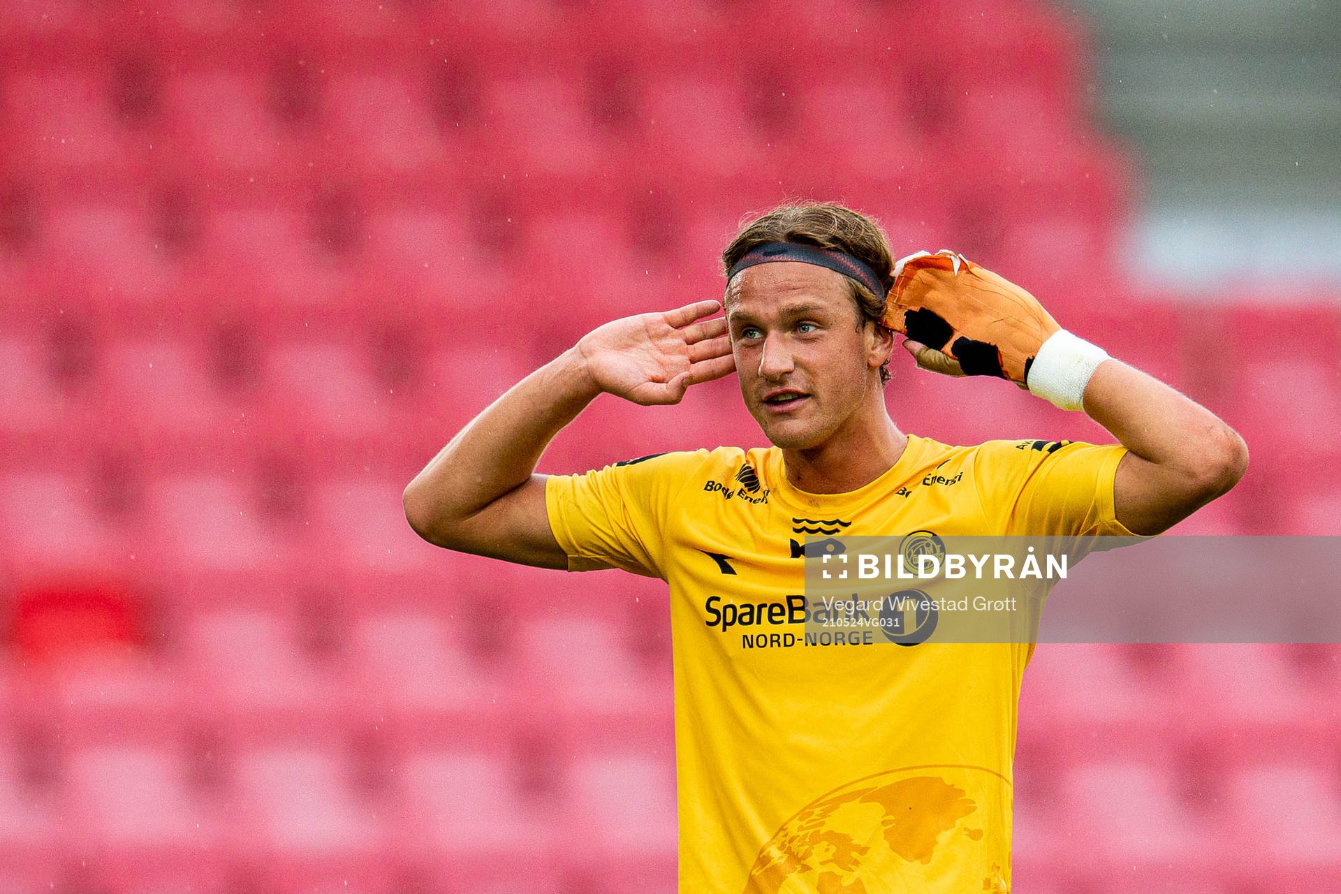 Erik Botheim of Bodø/Glimt gestures towards the home crowd