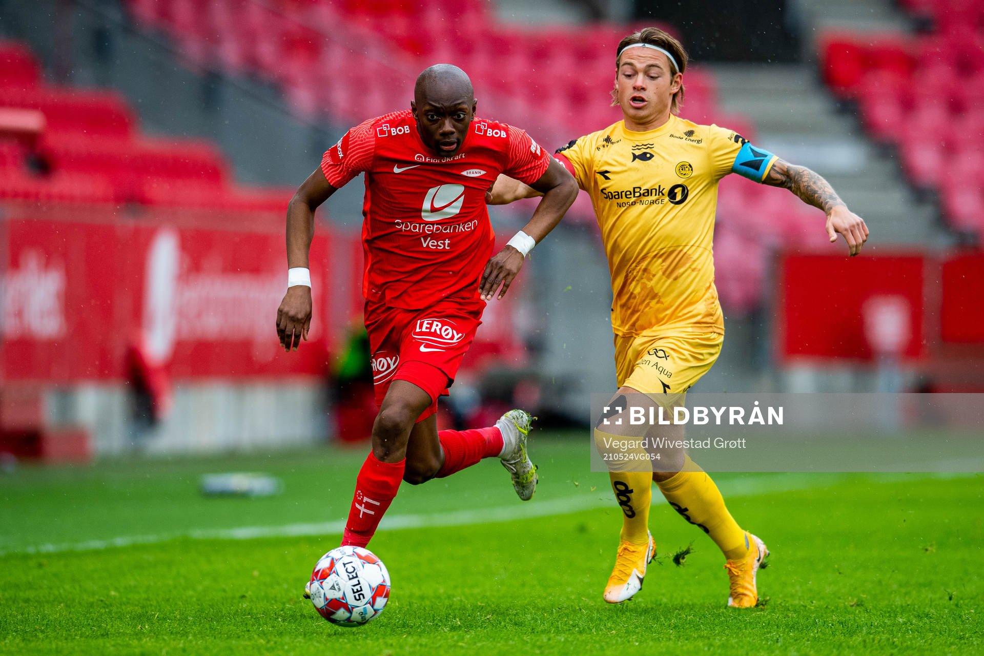 Moonga Aluta Simba of Brann and Patrick Berg of Bodø/Glimt