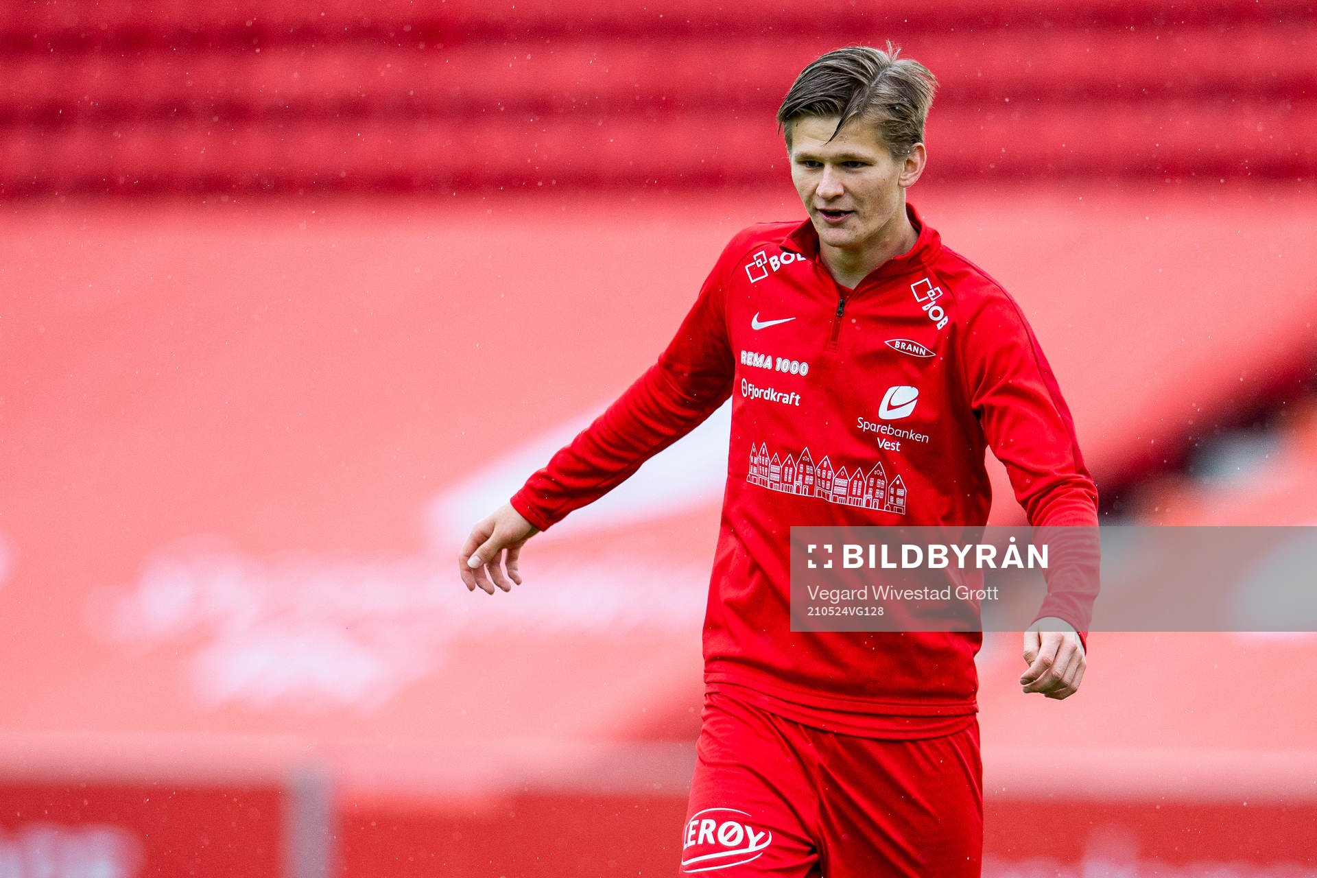David Møller Wolfe of Brann warms up