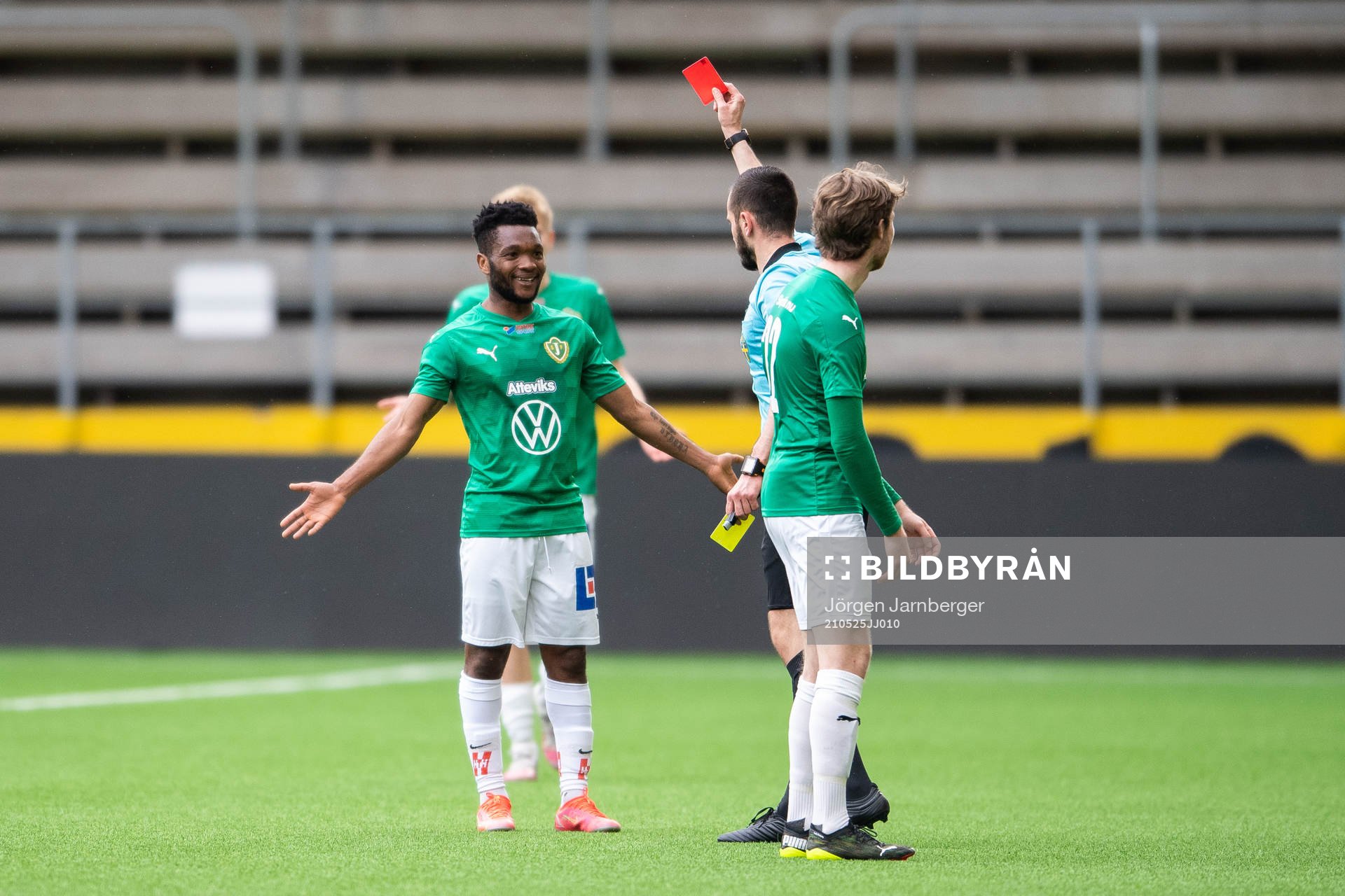Jönköpings Enock Kwakwa får rött kort av Domare Jure