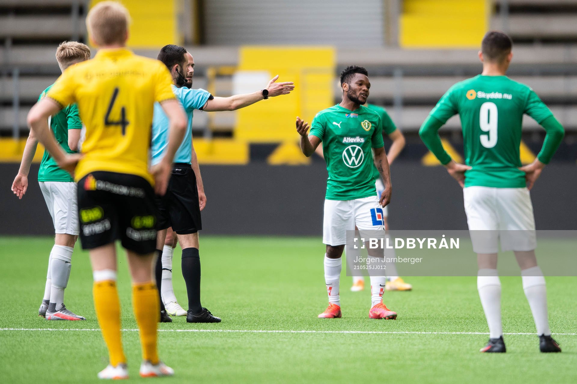 Jönköpings Enock Kwakwa får rött kort och utvisning