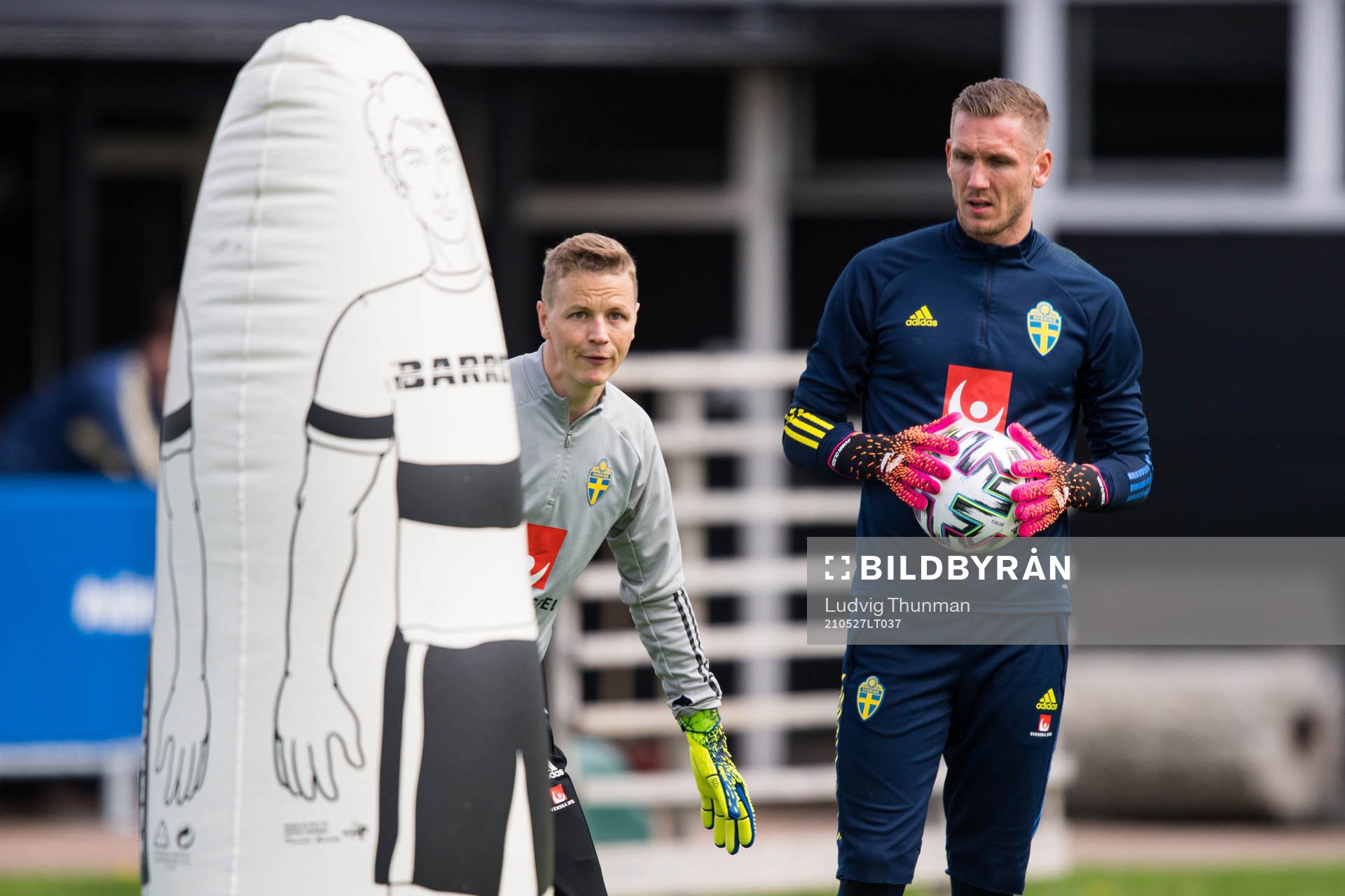 Maths Elfvendal, goalkeeper coach and goalkeeper Robin Olsen