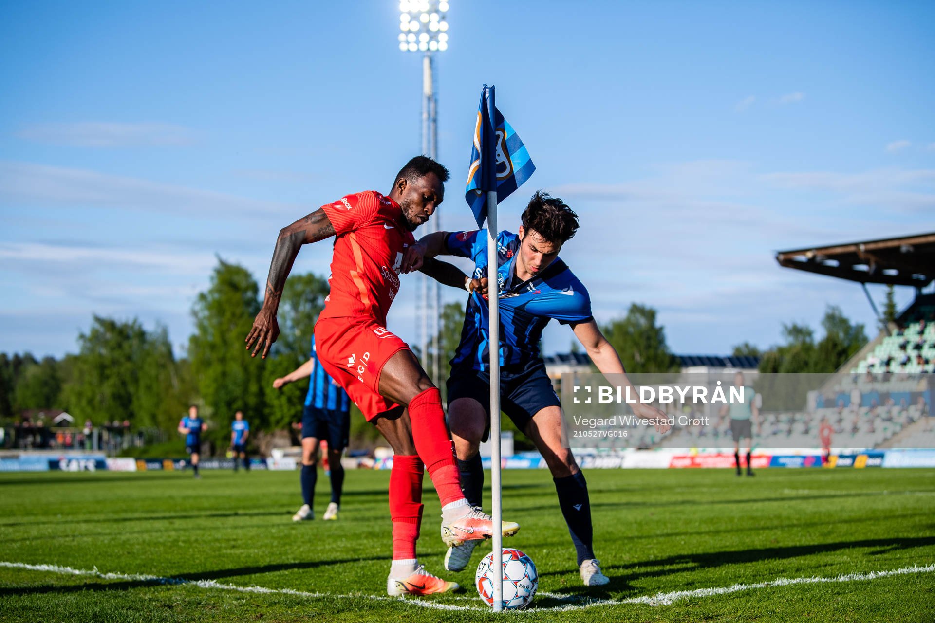 Daouda Bamba of Brann and Nicolas Pignatel Jenssen of