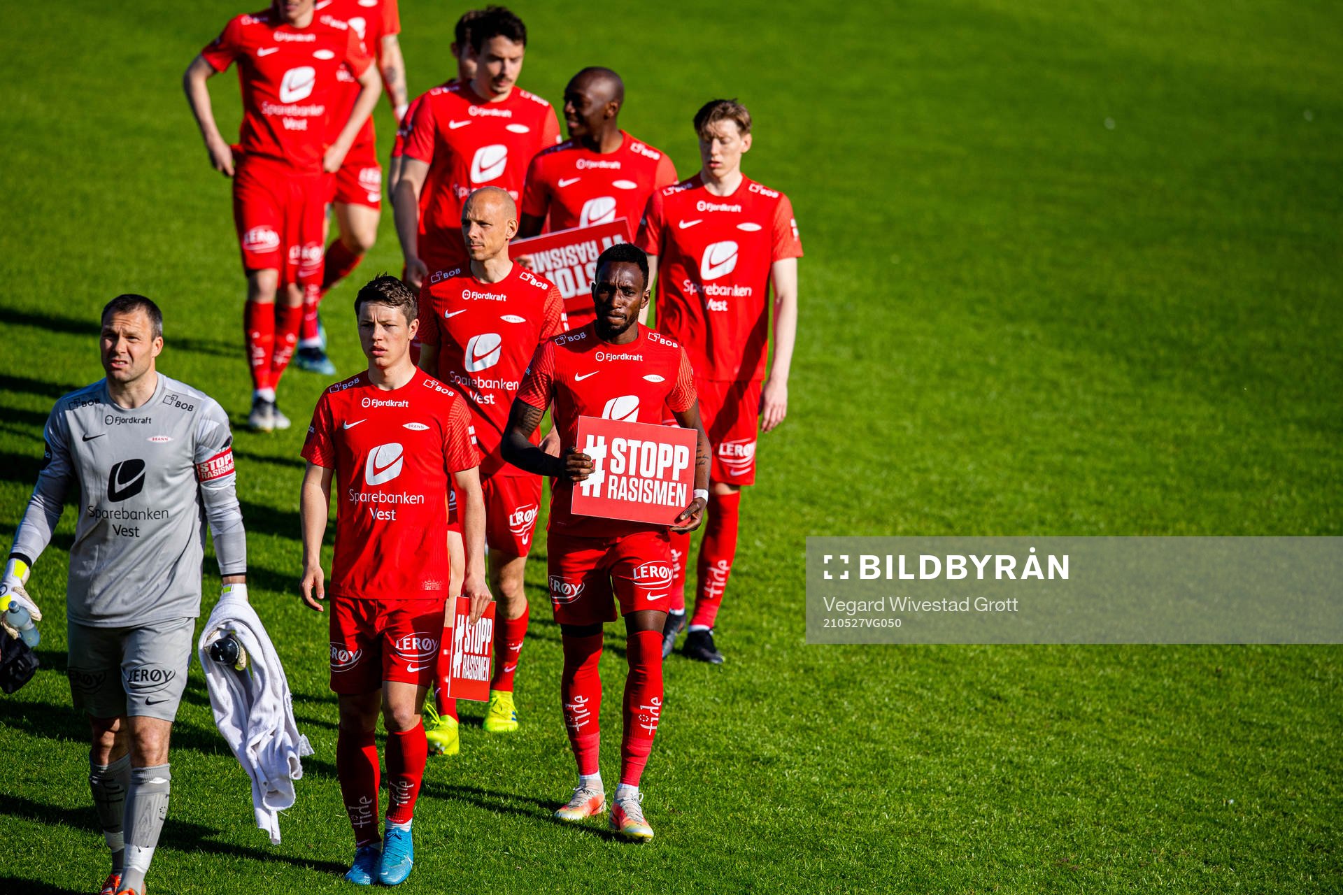 Daouda Bamba and the players of Brann