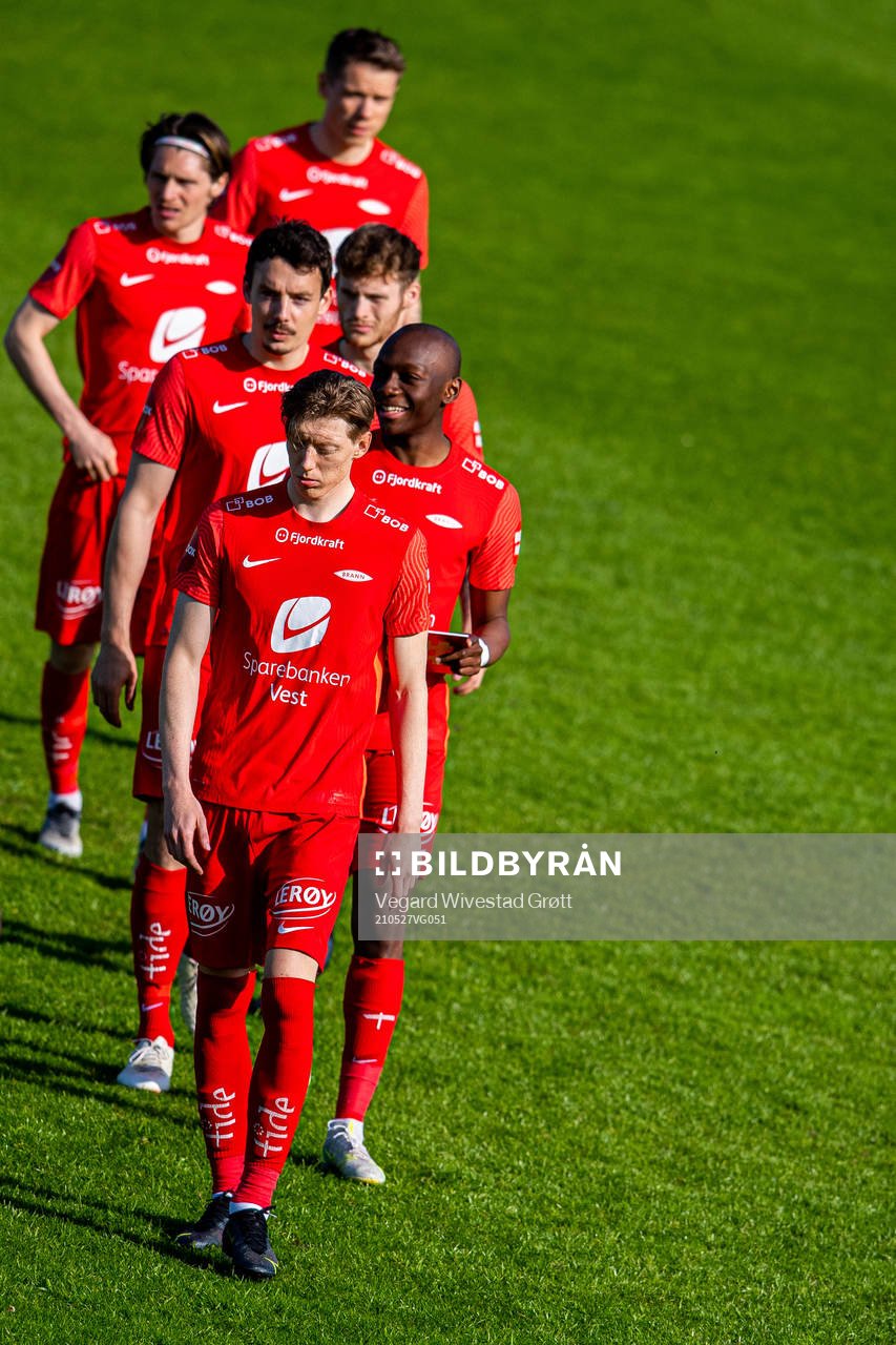 Ole Martin Kolskogen, Moonga Aluta Simba, Vegard Forren and the players of Brann ahead of the Eliteserien football match between Stabæk and Brann on May 27, 2021 in Bekkestua.