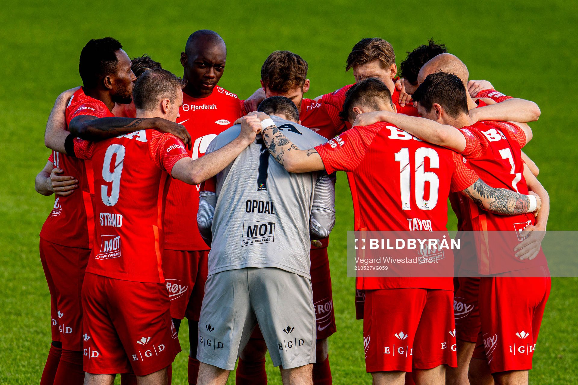 Moonga Aluta Simba and the players of Brann gather in a circle ahead of the Eliteserien football match between Stabæk and Brann on May 27, 2021 in Bekkestua.