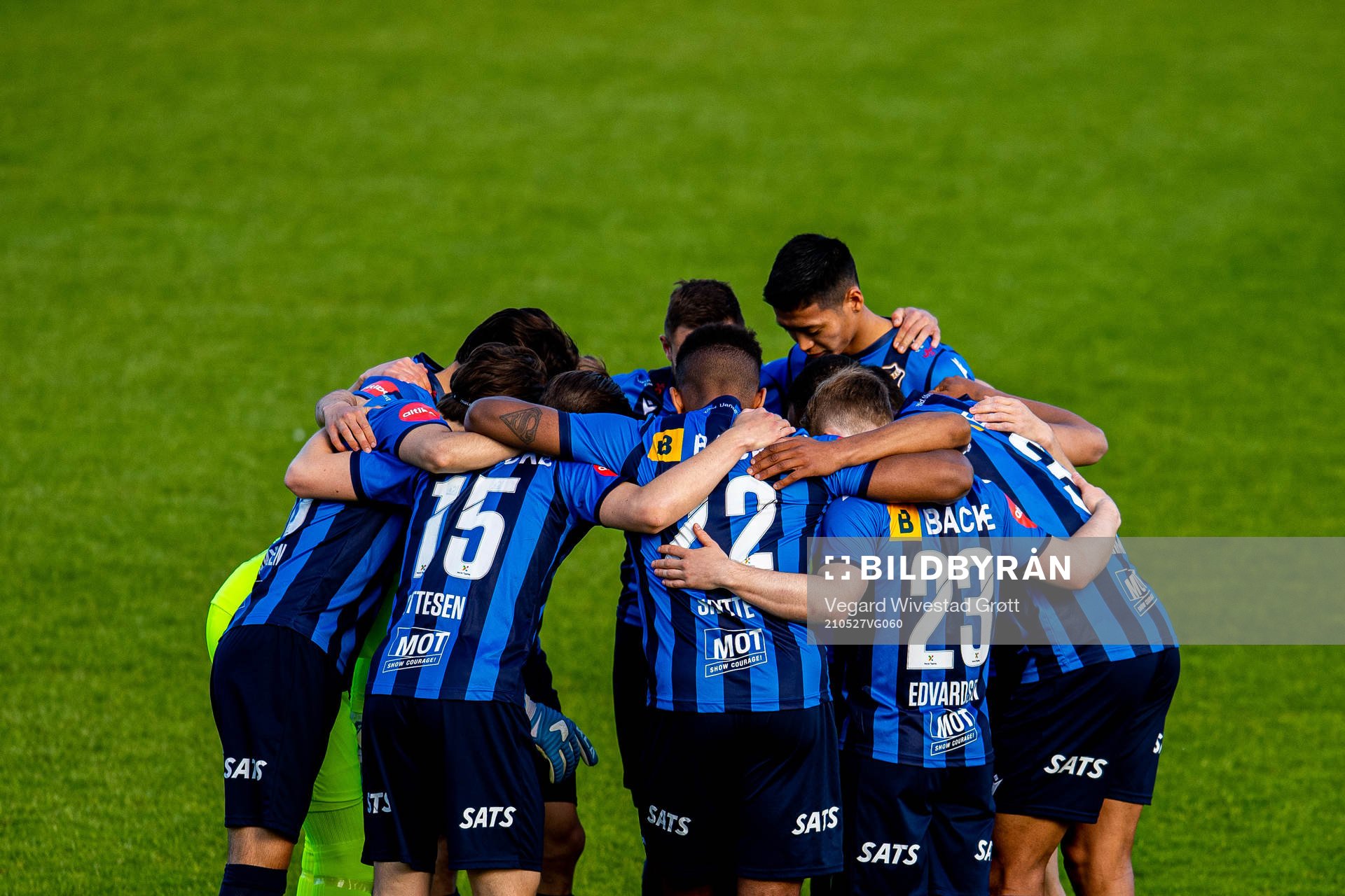 Kosuke Kinoshita and the players of Stabæk gather in a circle ahead of the Eliteserien football match between Stabæk and Brann on May 27, 2021 in Bekkestua.