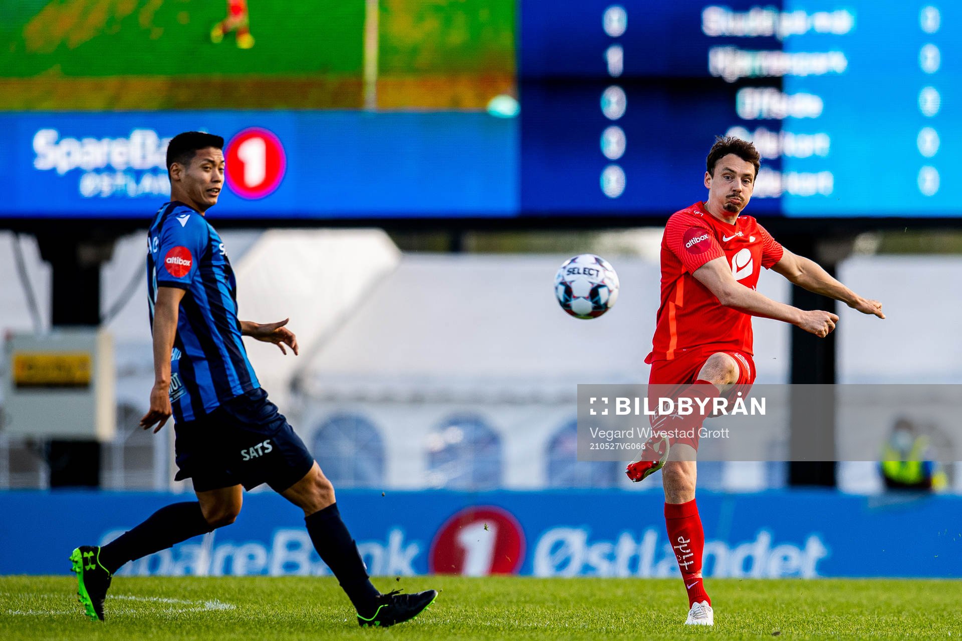 Kosuke Kinoshita of Stabæk and Vegard Forren of Brann during the Eliteserien football match between Stabæk and Brann on May 27, 2021 in Bekkestua.
