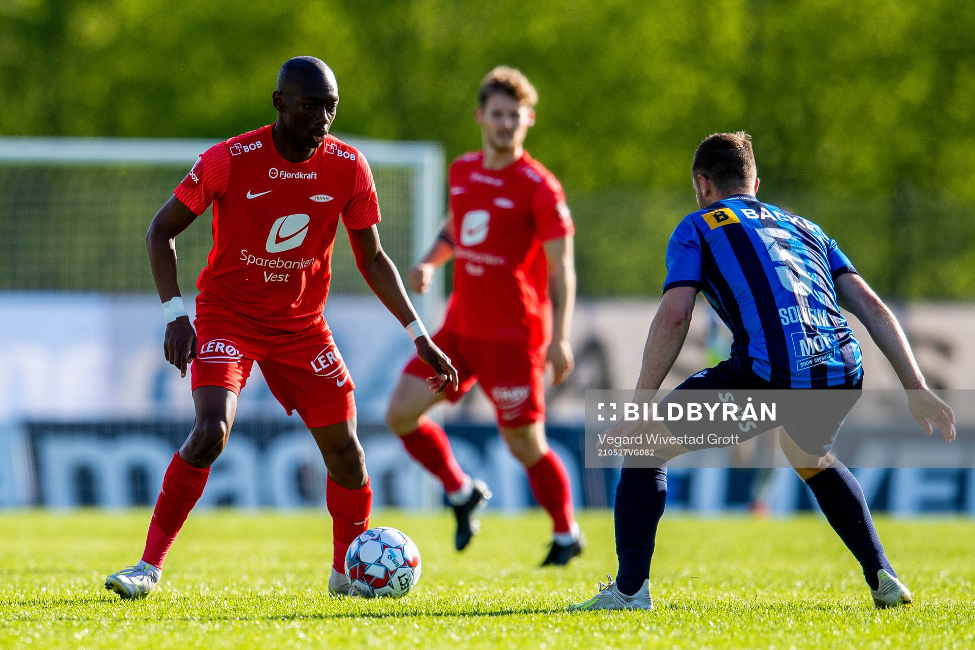 Moonga Aluta Simba of Brann and Mats Solheim of Stabæk