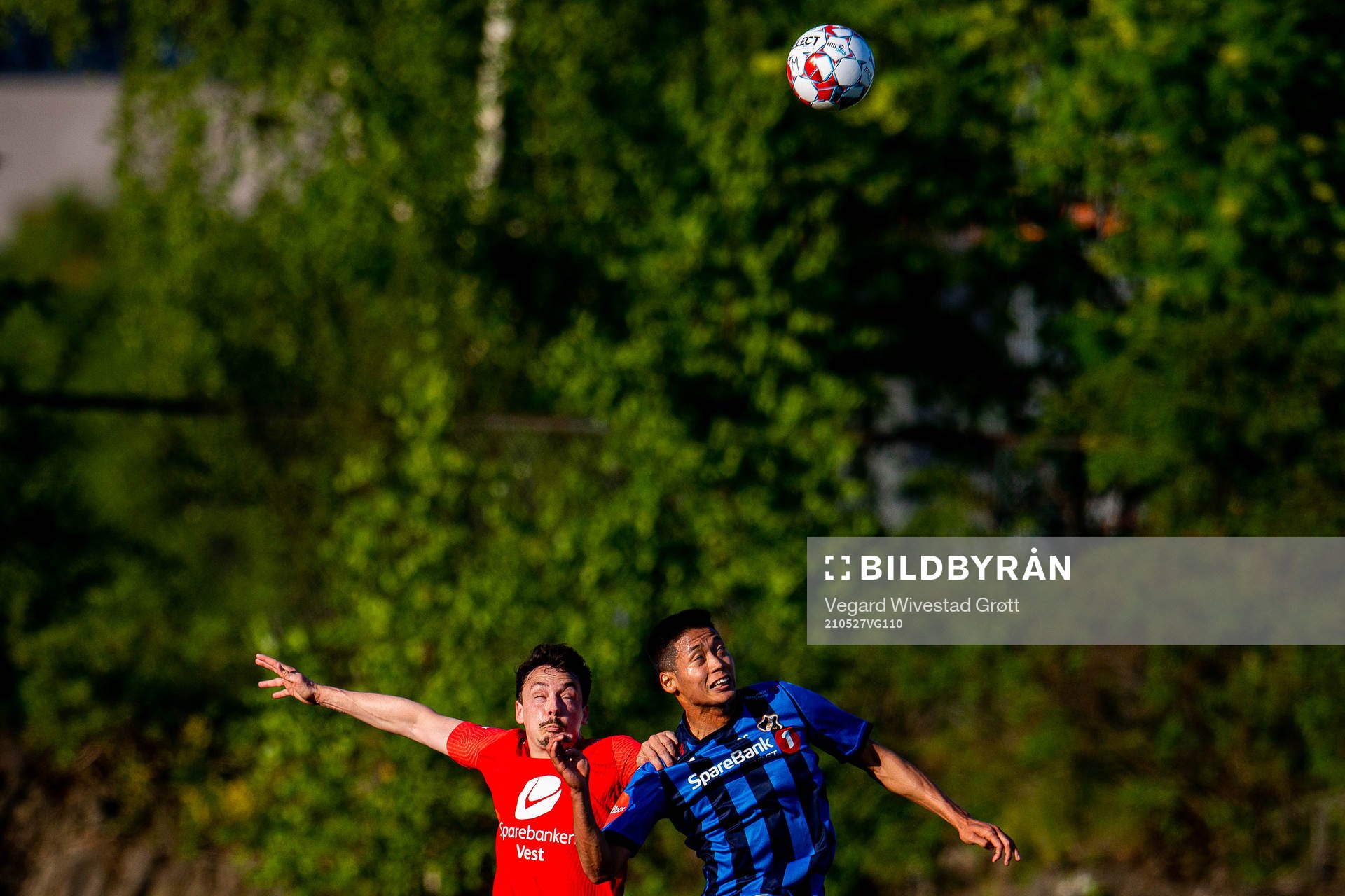 Vegard Forren of Brann and Kosuke Kinoshita of Stabæk