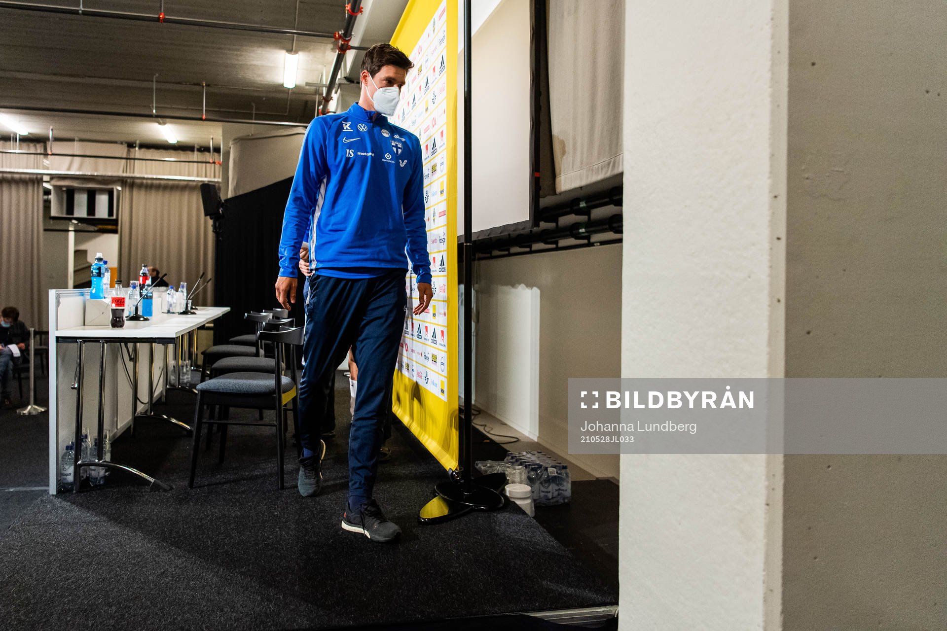 Sauli Väisänen leaves