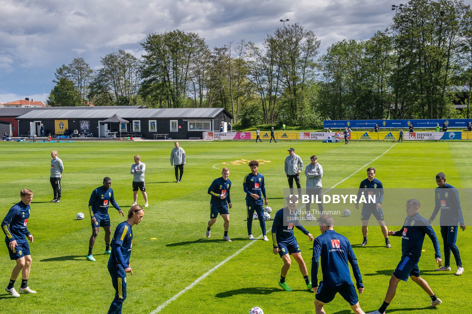 Players of Sweden warms up