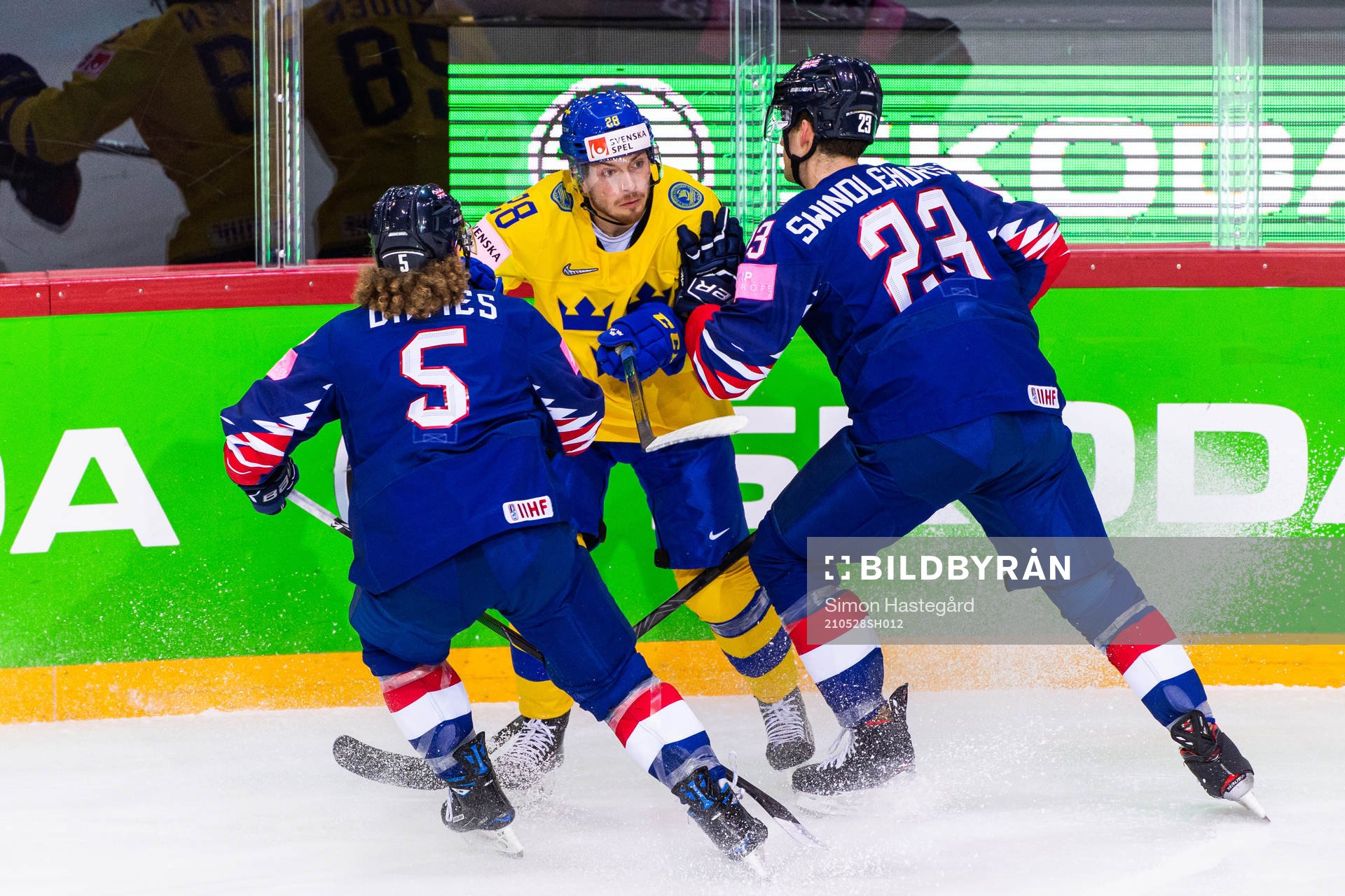 Jesper Frödén of Sweden against Ben Davies and Paul