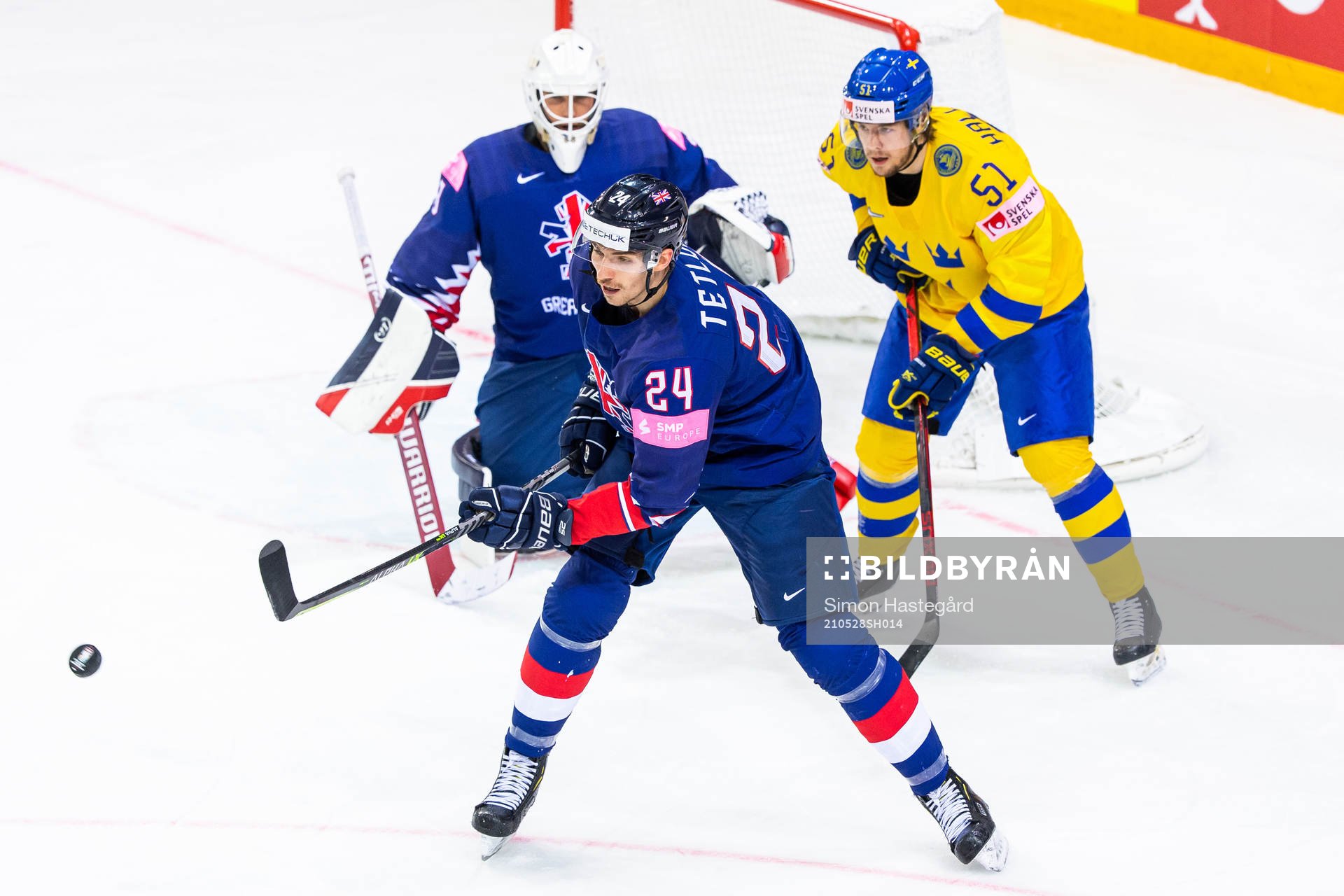 Goalkeeper Ben Bowns and Joshua Tetlow of Great Britain and