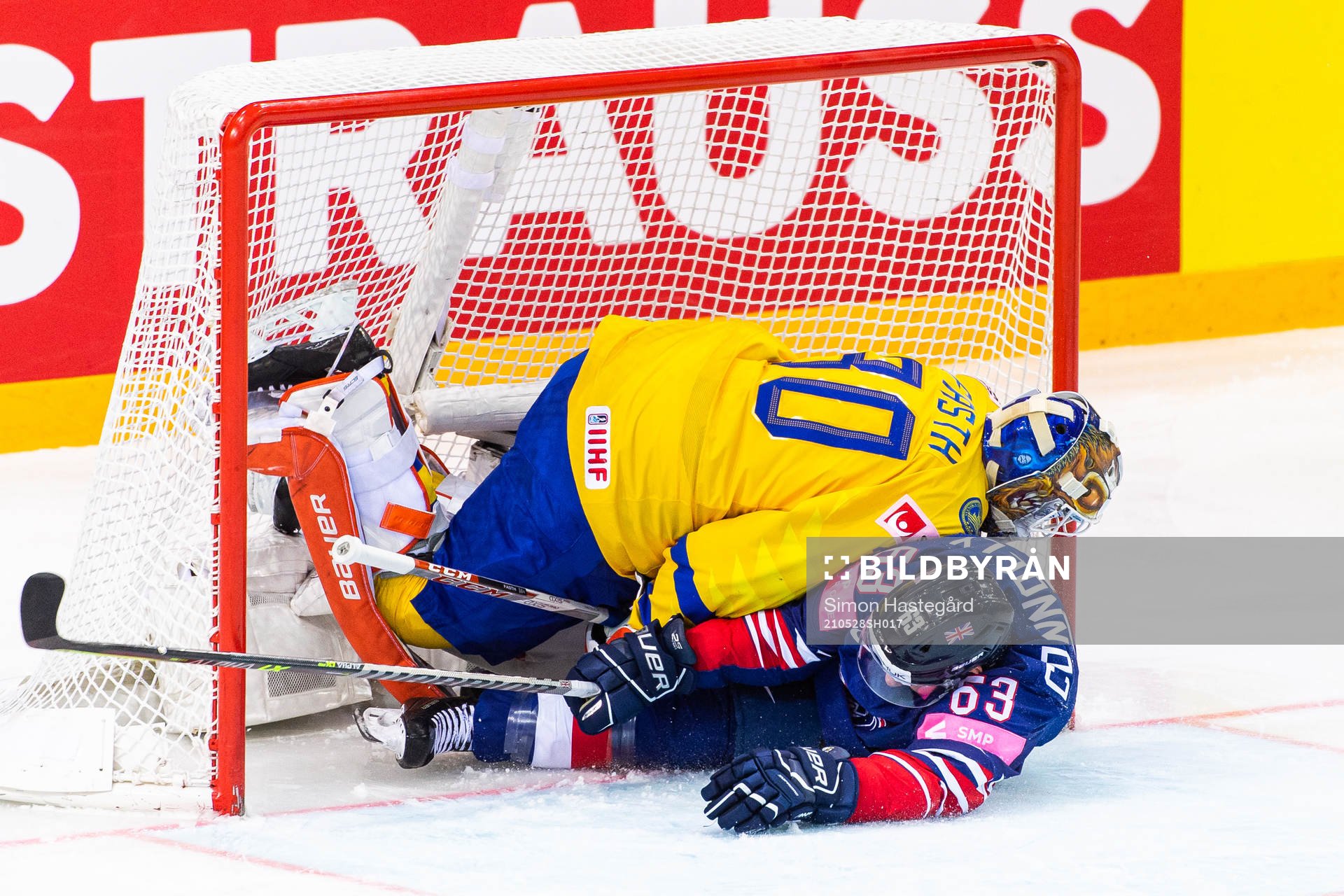 Brendan Connolly of Great Britain collides with goalkeeper