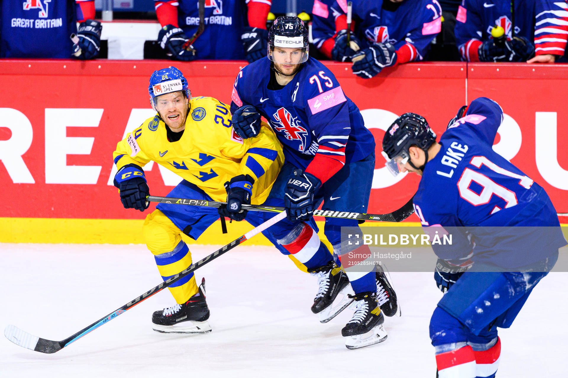 Oscar Lindberg of Sweden and Robert Dowd of Great Britain