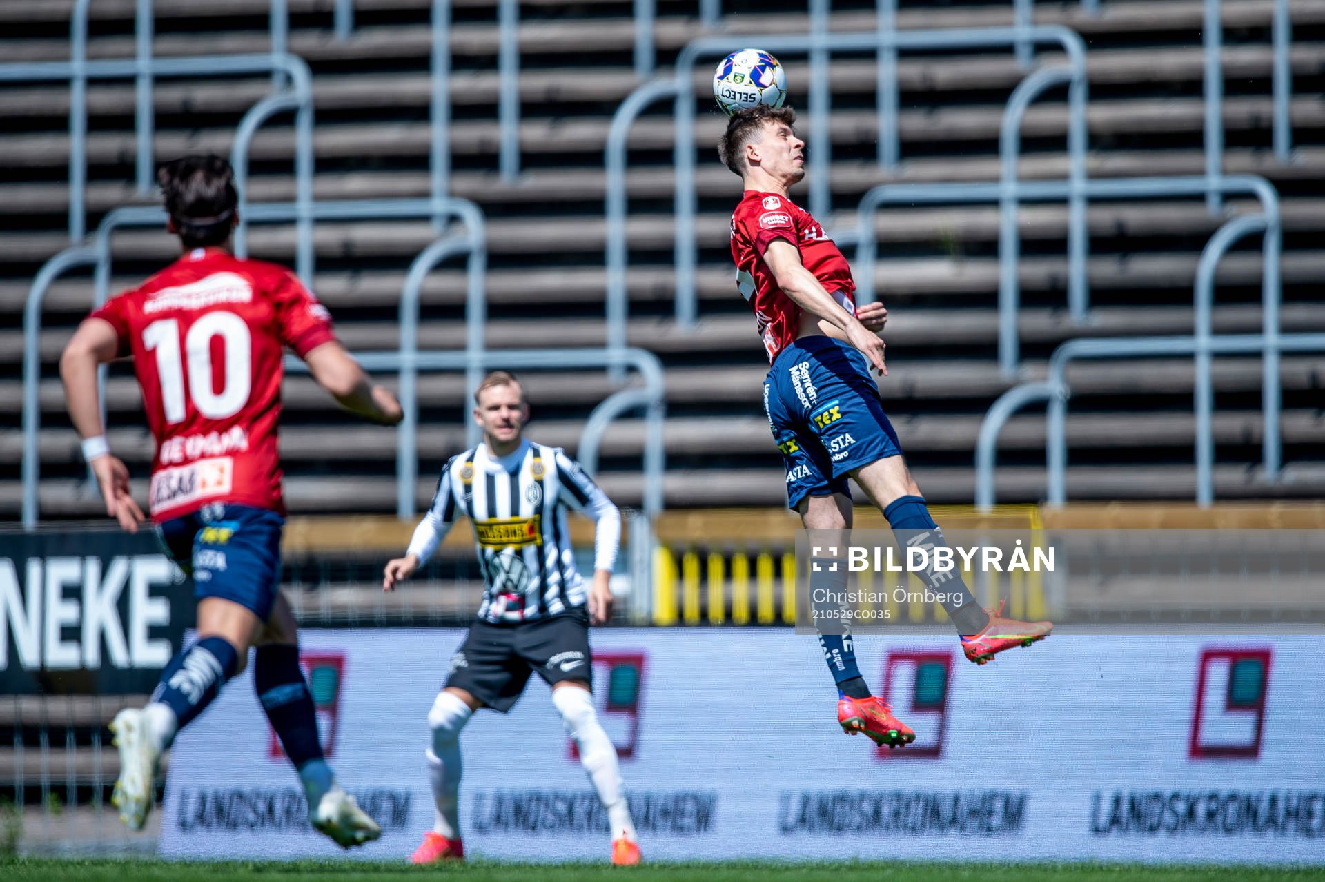 Örgrytes Daniel Paulson nickar bollen