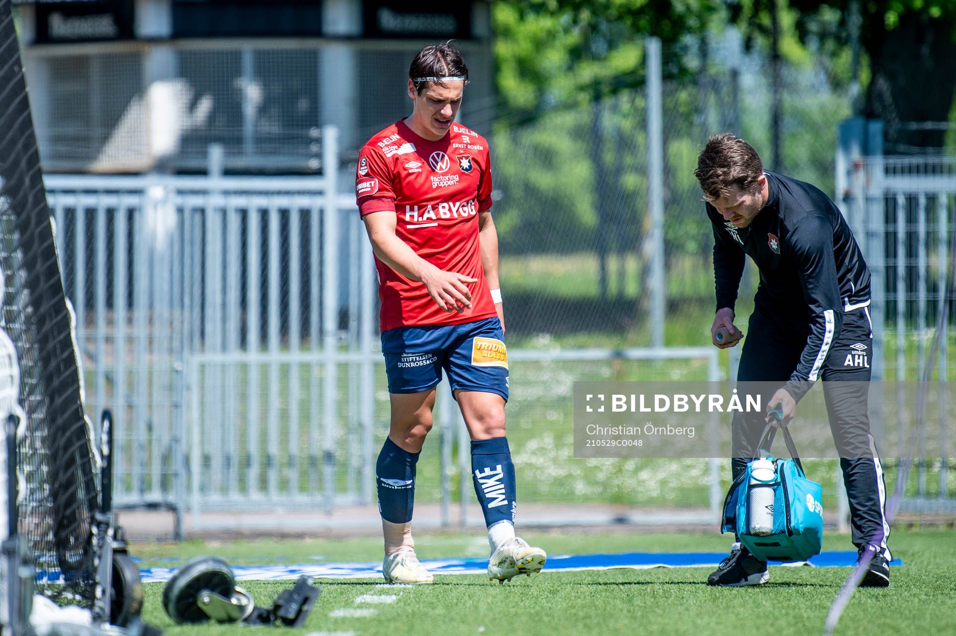 Örgrytes Kevin Ackermann lämnar planen skadad