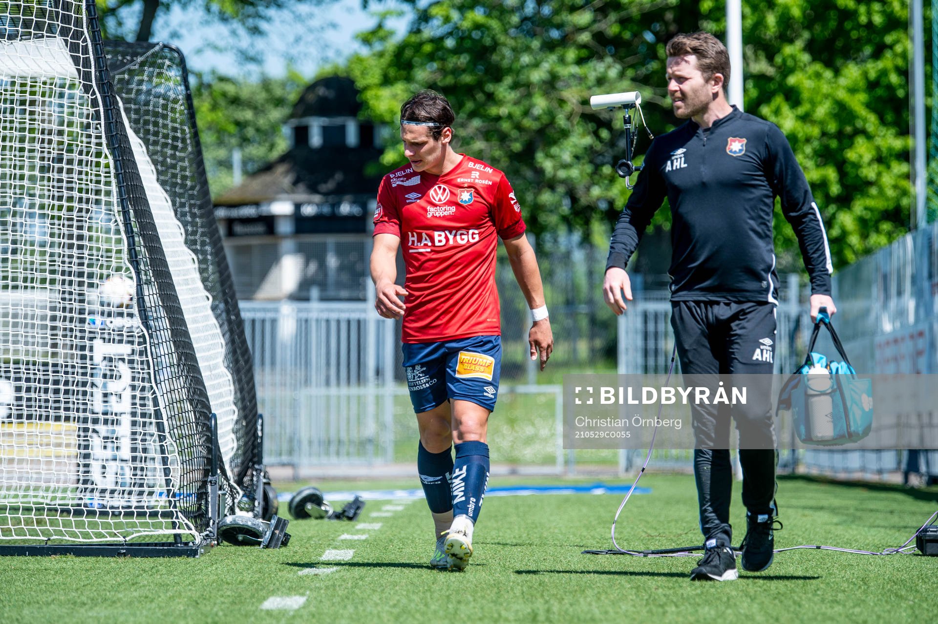 Örgrytes Kevin Ackermann får lämna planen skadad