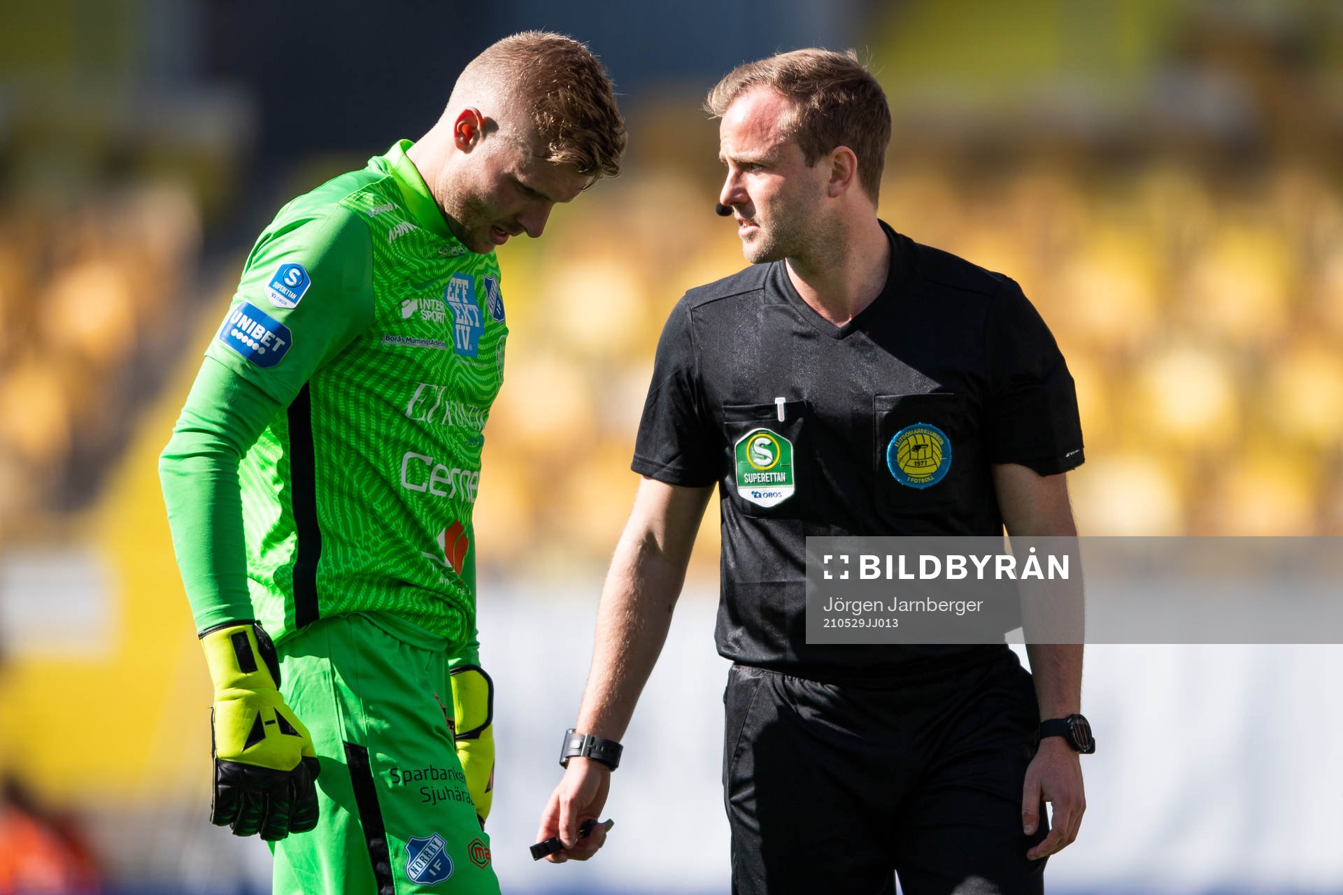 Domare Richard Sundell och Norrbys Anton Cajtoft