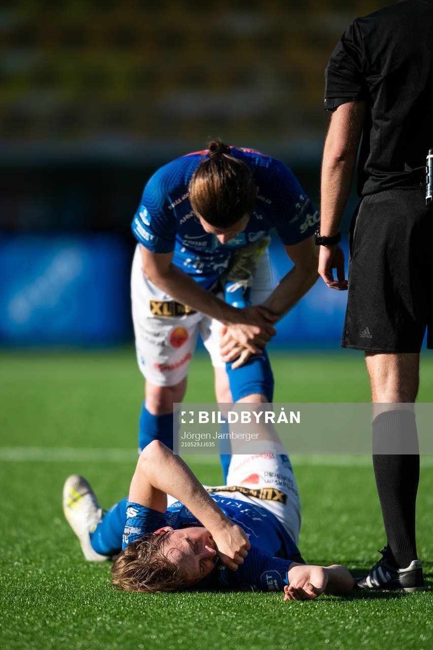 Norrbys Robin Strömberg har ont och får hjälp av Nino