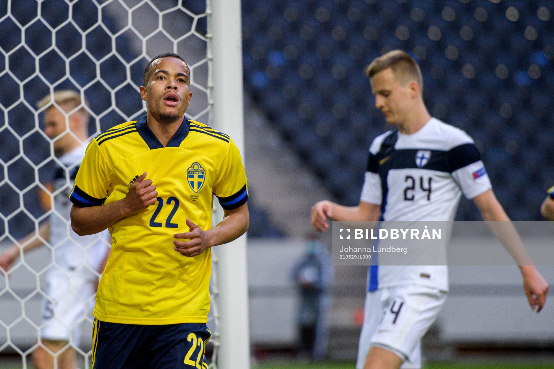 Robin Quaison of Sweden celebrates the 1-0 goal