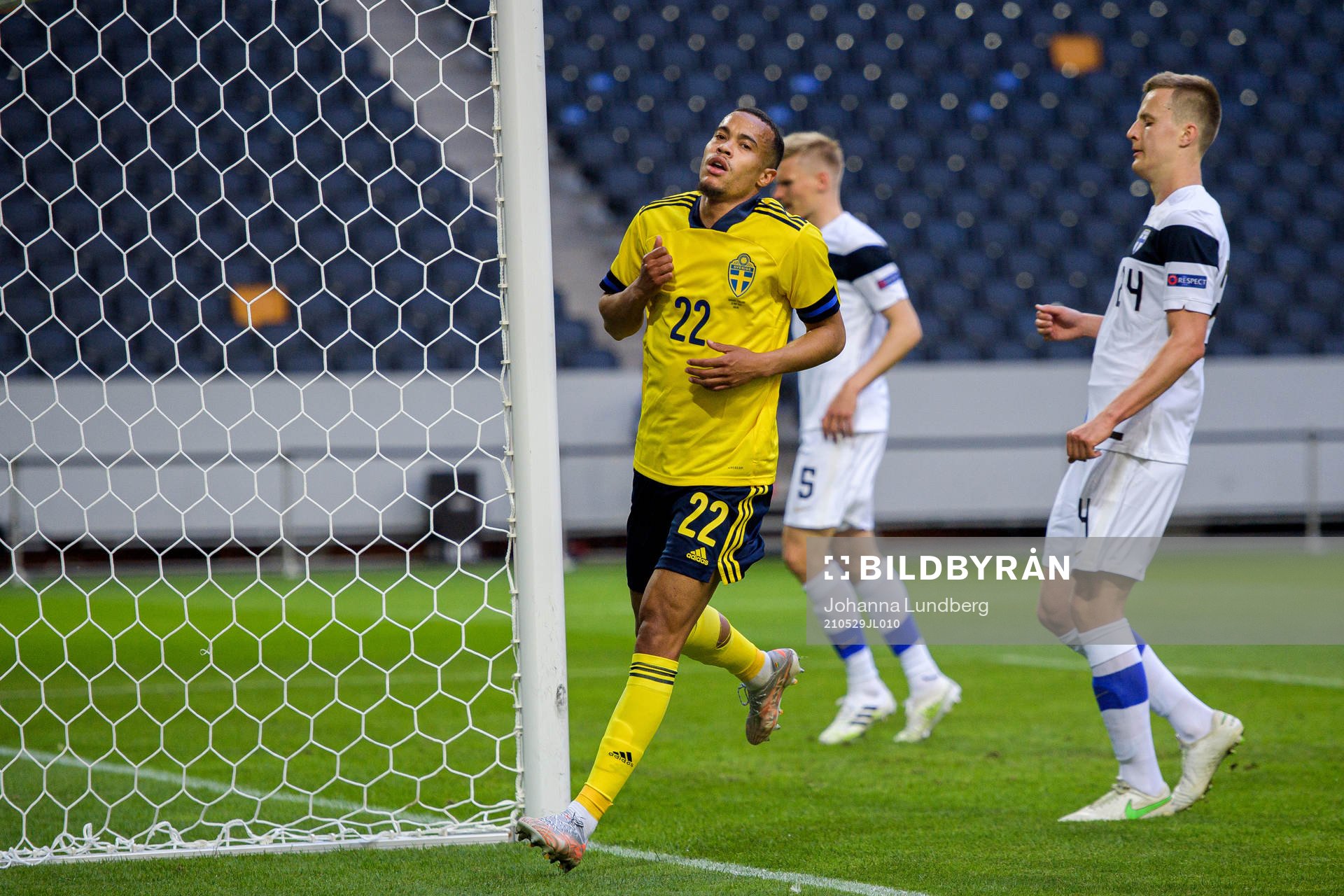 Robin Quaison of Sweden celebrates the 1-0 goal