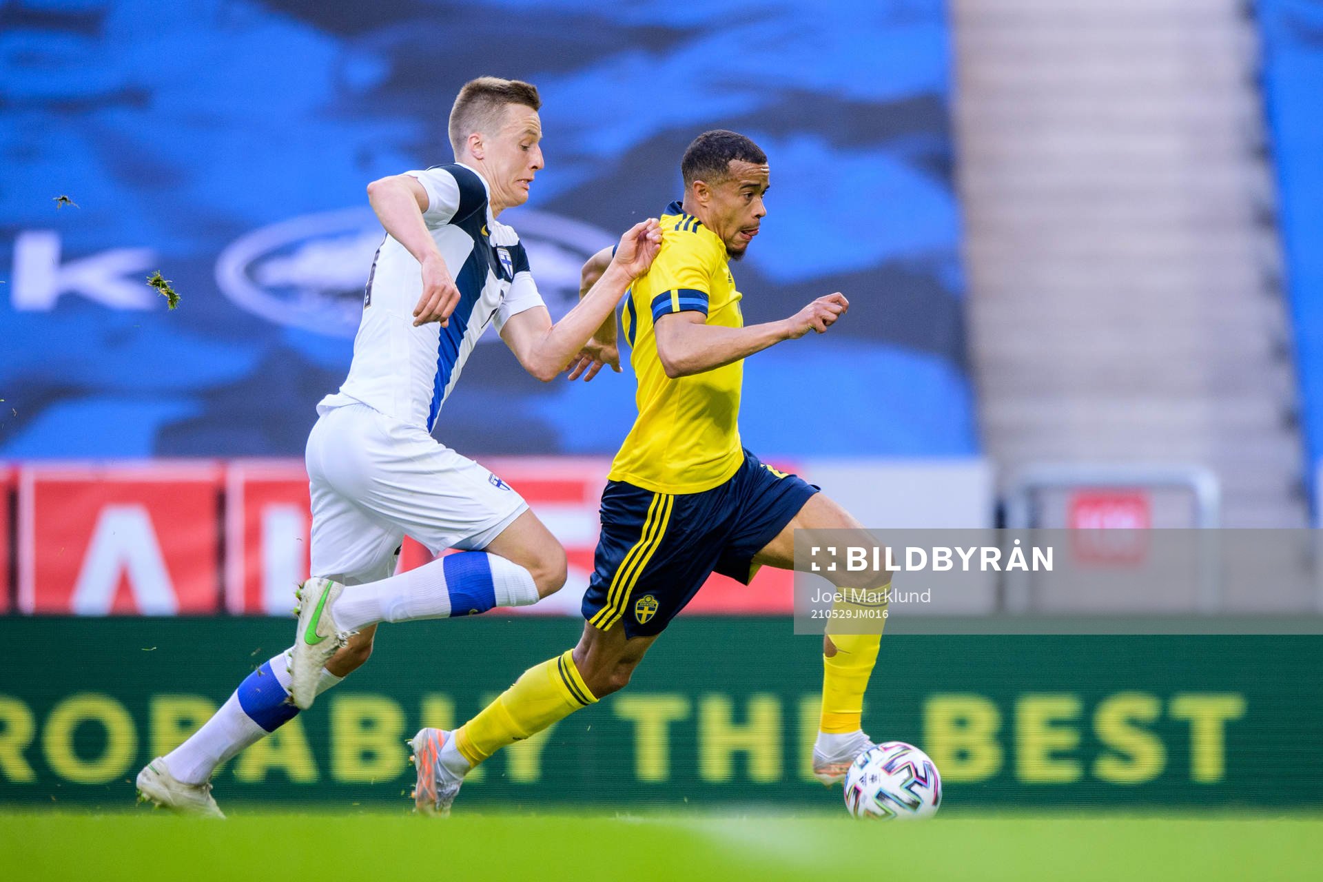 Robin Quaison of Sweden and Robert Ivanov of Finland