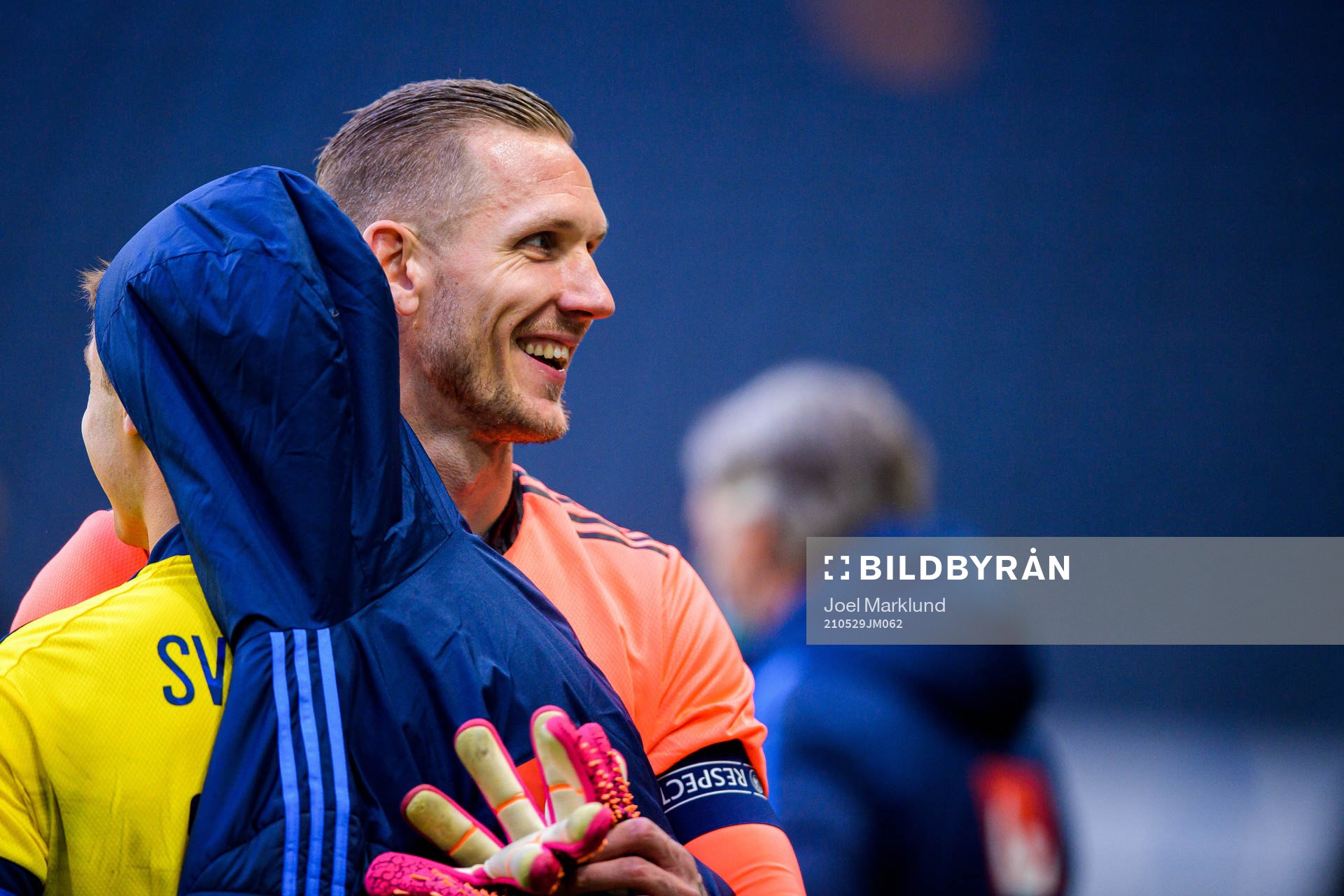 Mattias Svanberg and goalkeeper Robin Olsen of Sweden