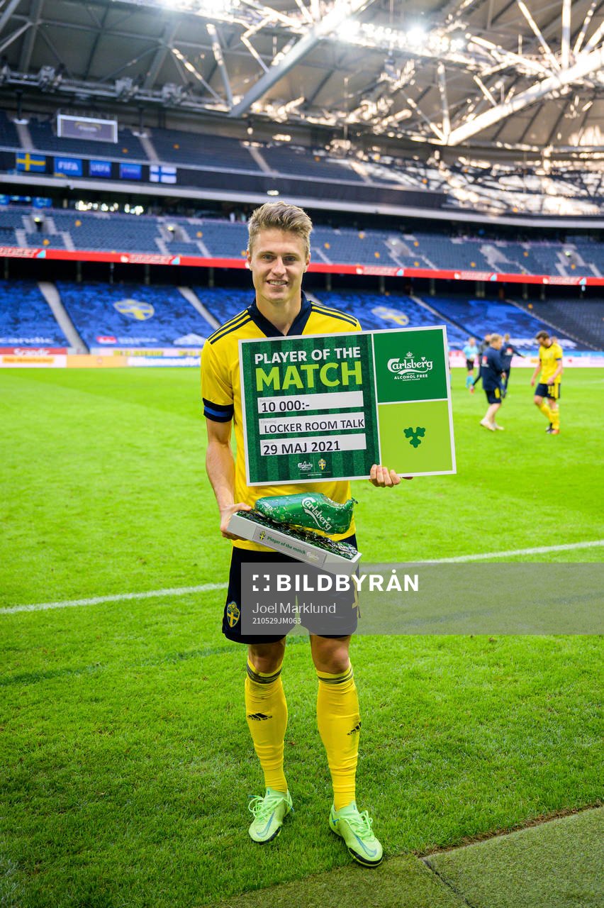 Mattias Svanberg of Sweden with the award for Player of the