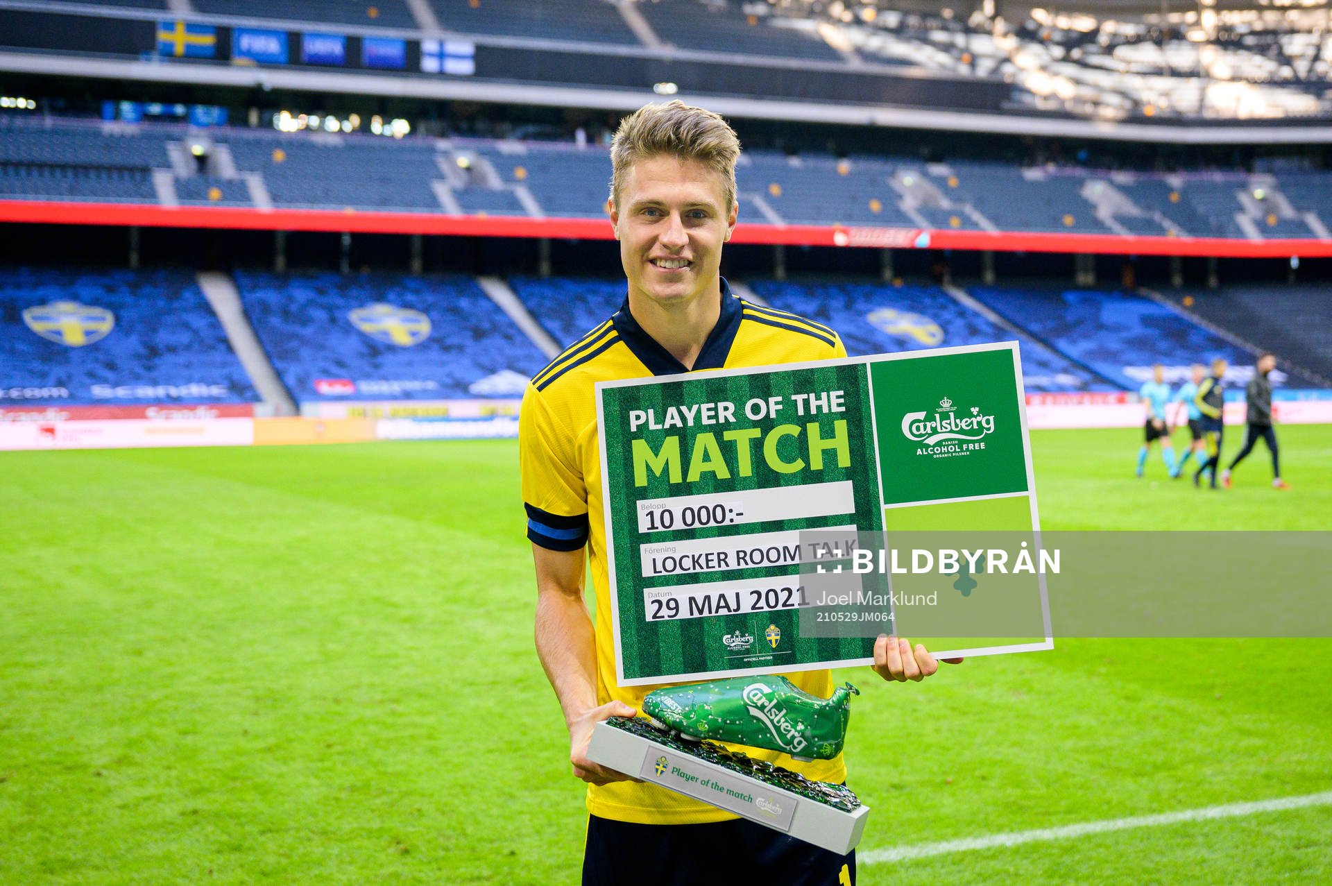 Mattias Svanberg of Sweden with the award for Player of the
