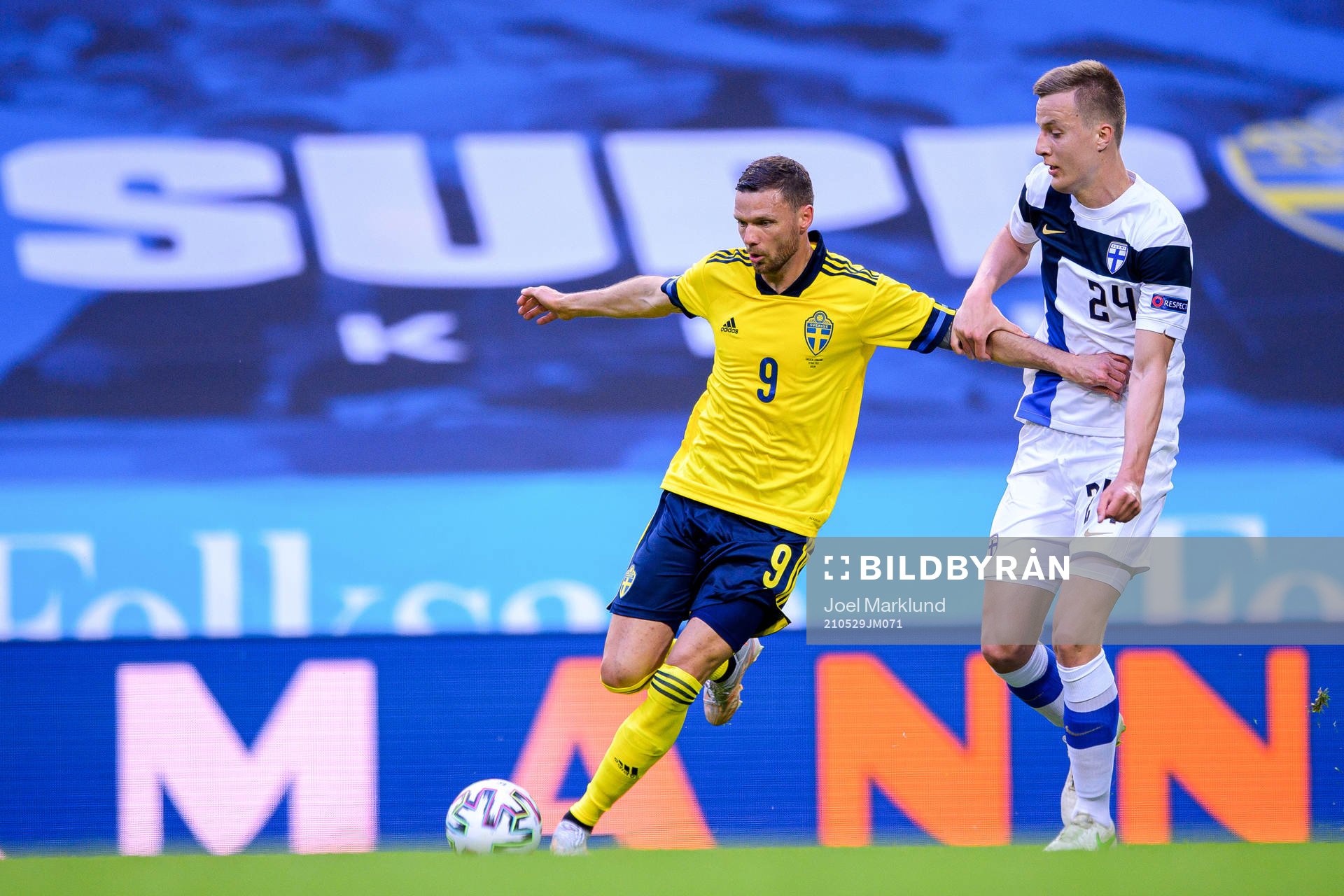 Marcus Berg of Sweden and Robert Ivanov of Finland
