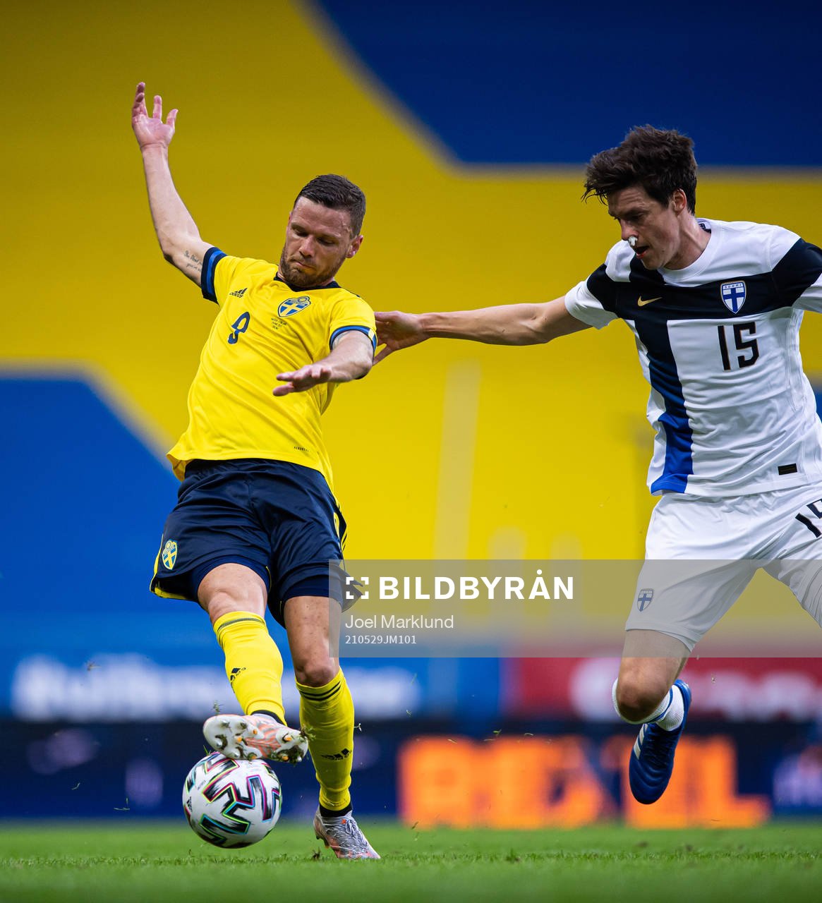 Marcus Berg of Sweden and Sauli Väisänen of Finland