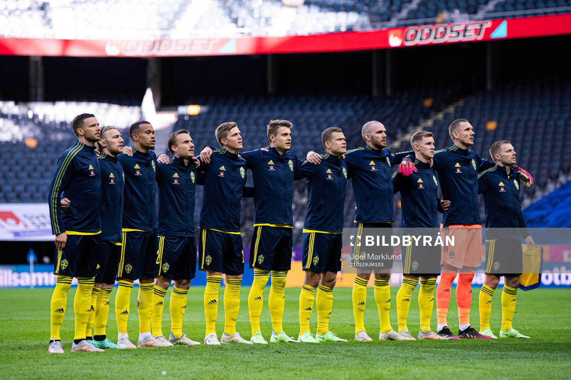 The players of Sweden singing the national anthem